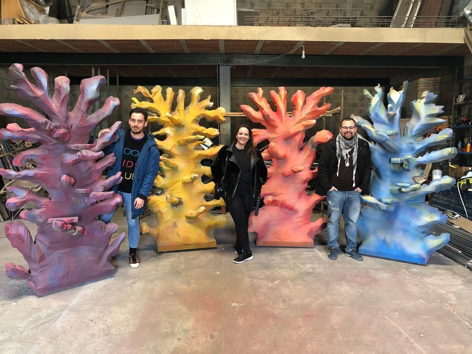 El equipo del musical trabajando en labores de escenografía.