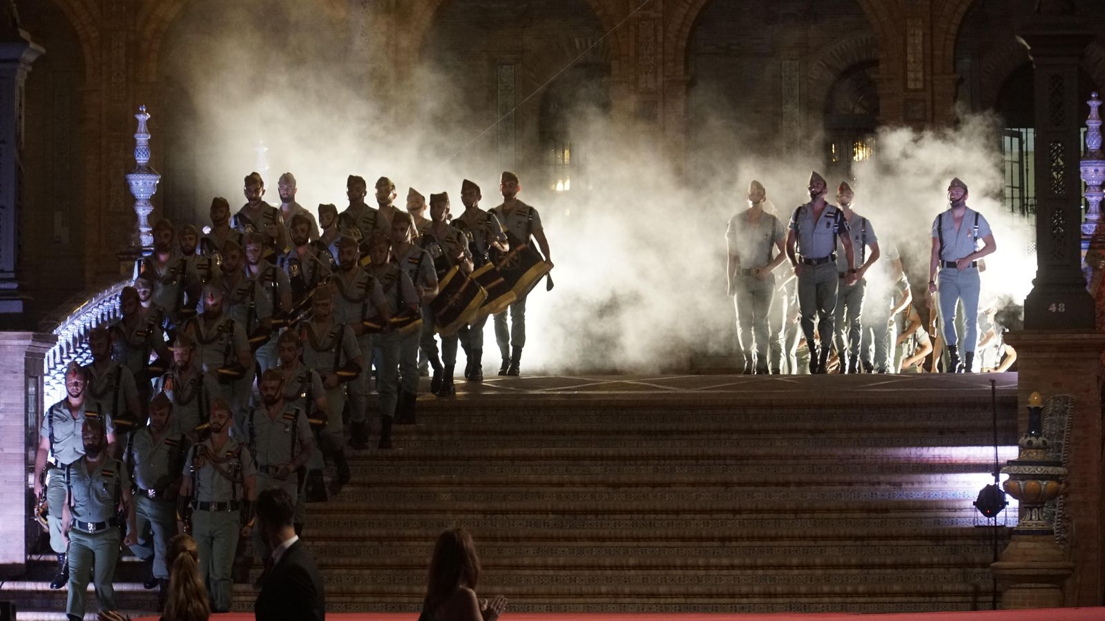 Legionarios desfilando por uno de los puentes de la Plaza de España.