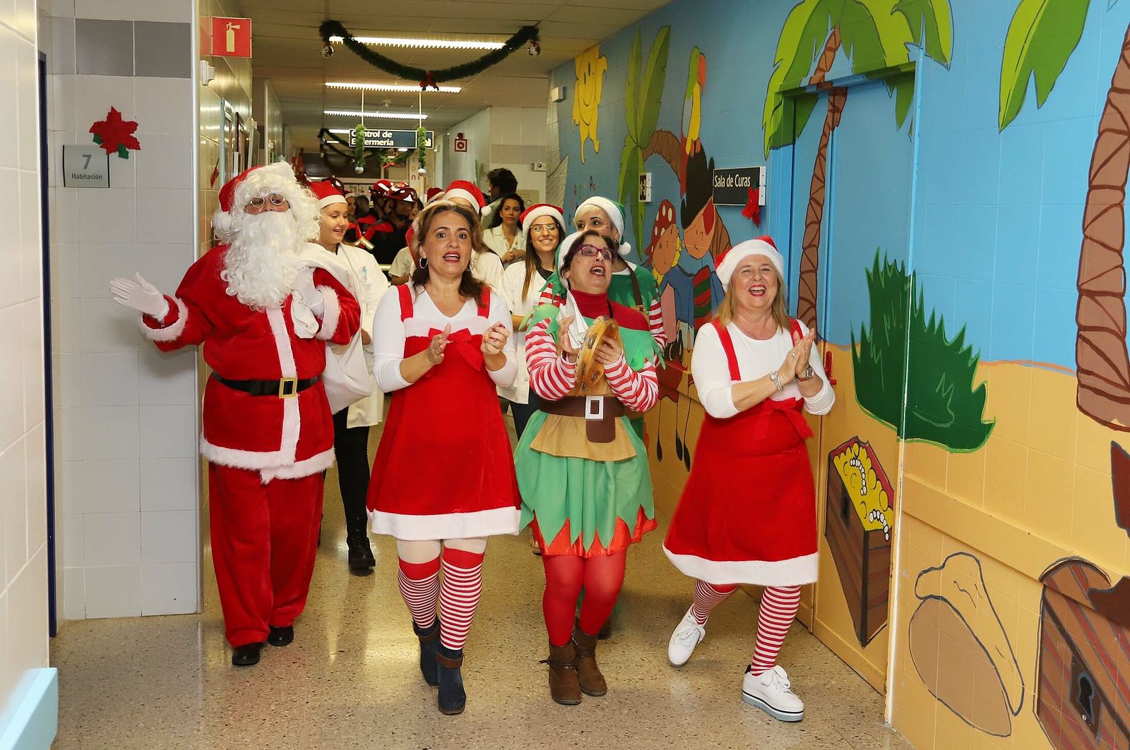Imágenes de la visita de Papá Noel a los niños del hospital Juan Ramón Jiménez