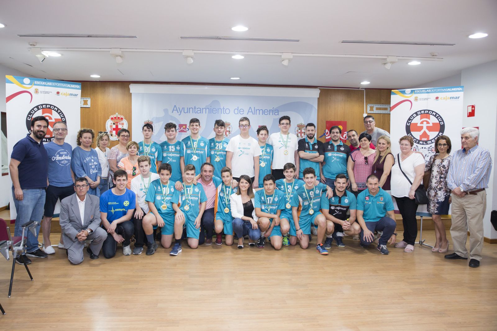 Foto de familia de los jugadores, organizadores y autoridades municipales.