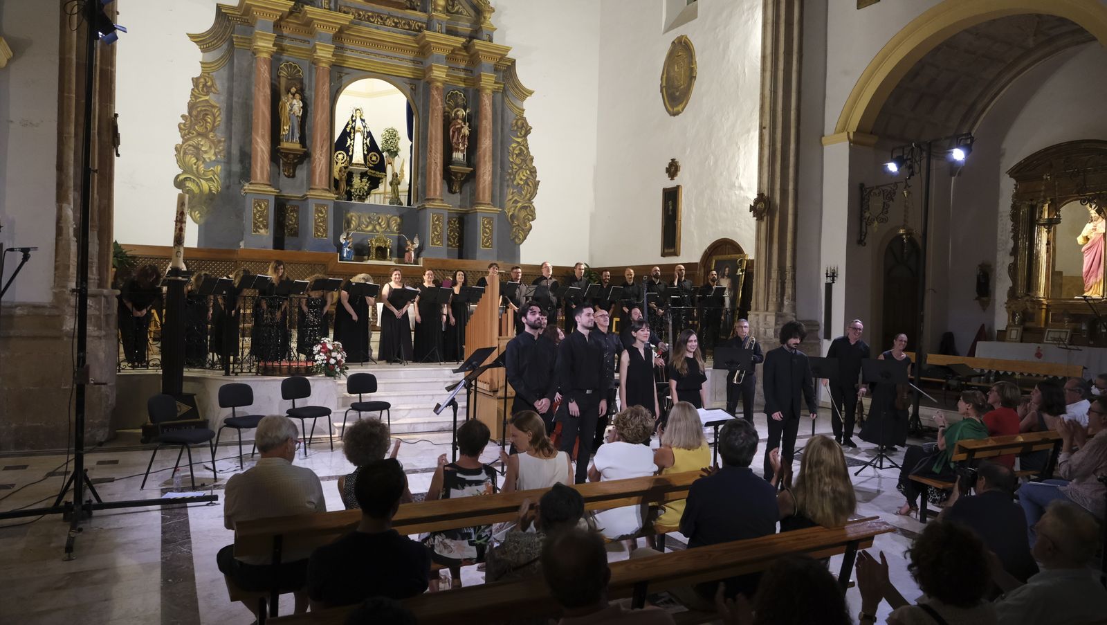 Imágenes de la actuación de Íliber Ensemble y el Coro Tomás Luis de Victoria en el XXI Festival de Música Renacentista y Barroca de Vélez Blanco