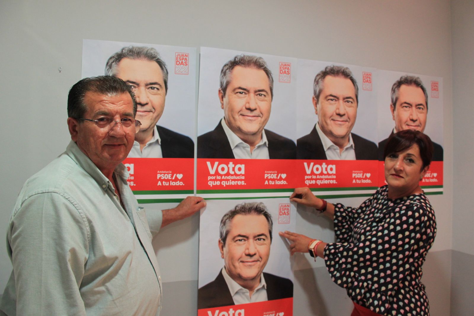 Imágenes del inicio de campaña electoral andaluza con la pegada de carteles.