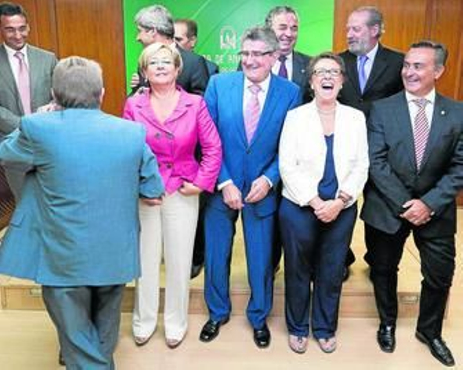 Los consejeros de Hacienda y Gobernación (centro), ayer, con los presidentes de las ocho diputaciones.