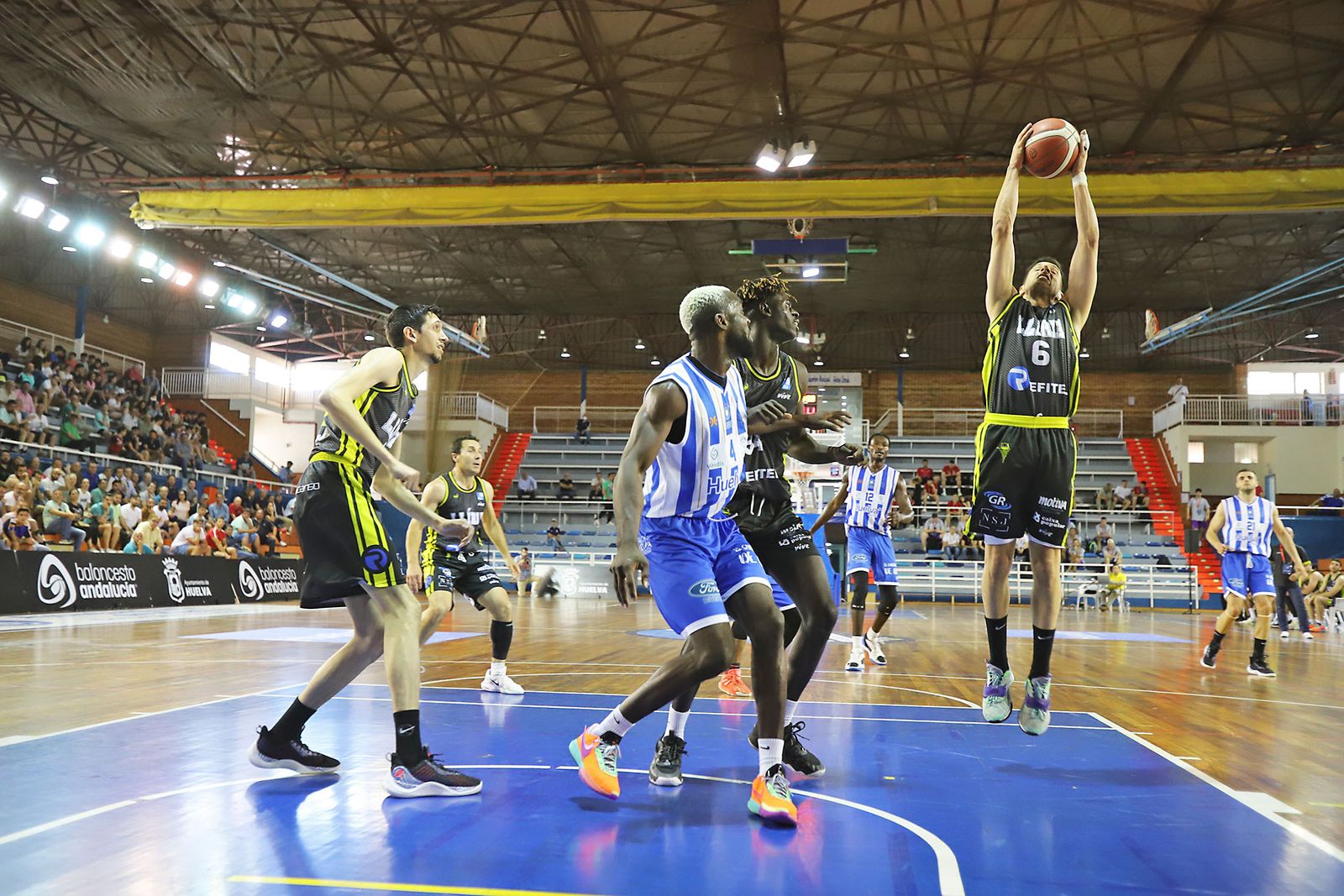 Imágenes de la Primera jornada de la fase final a LEB Plata: Huelva Comercio Viridis vs Refitel Basket Lliria