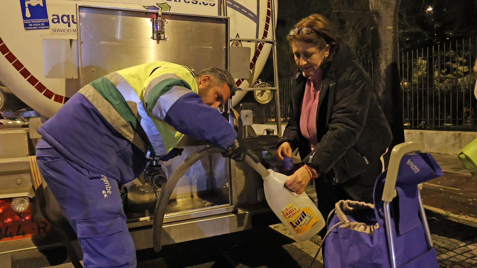 Imágenes del reparto de agua en Vallesequillo