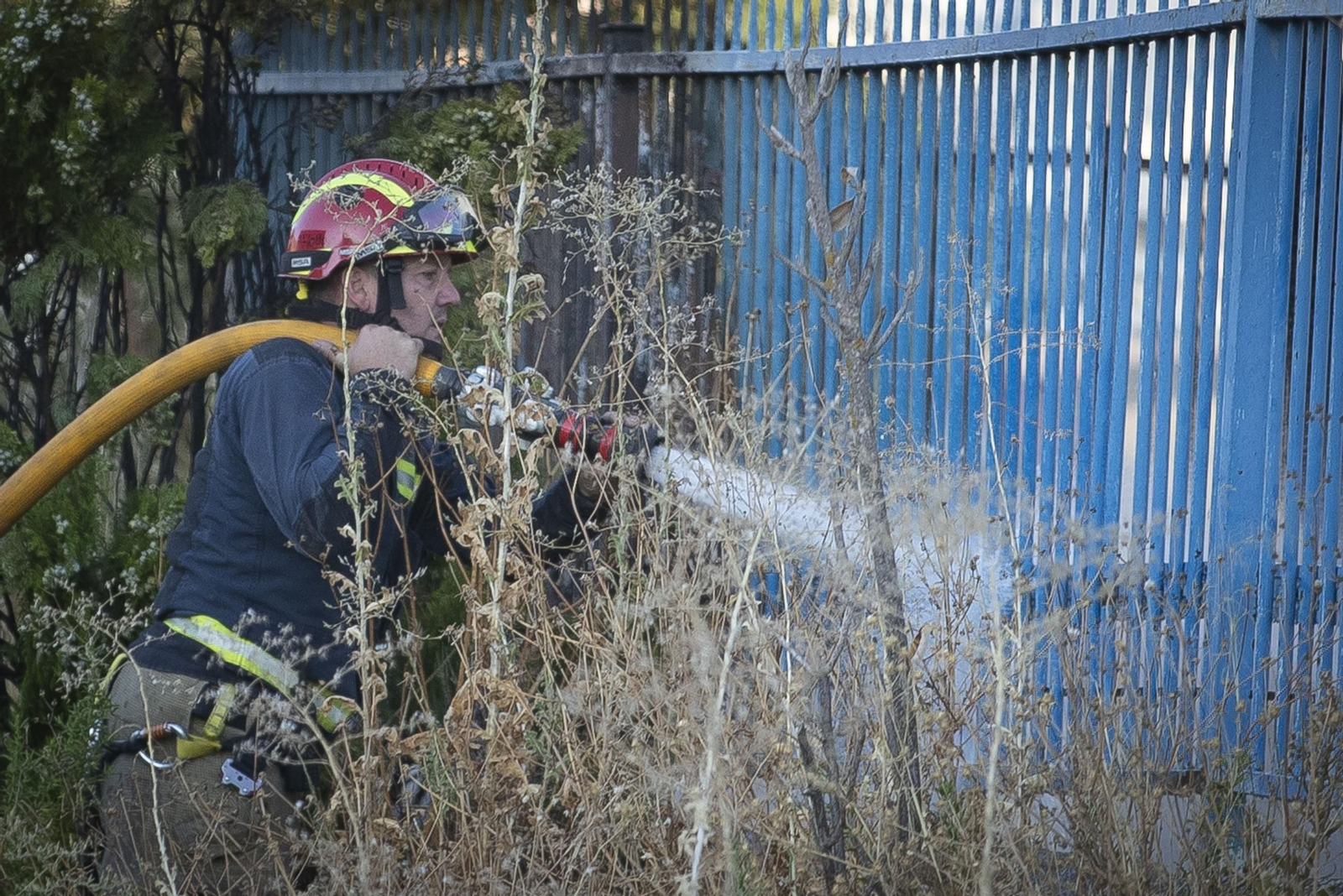 Los Bomberos de Granada trabajan en la extinción de un incendio en el Polígono Asegra: las imágenes