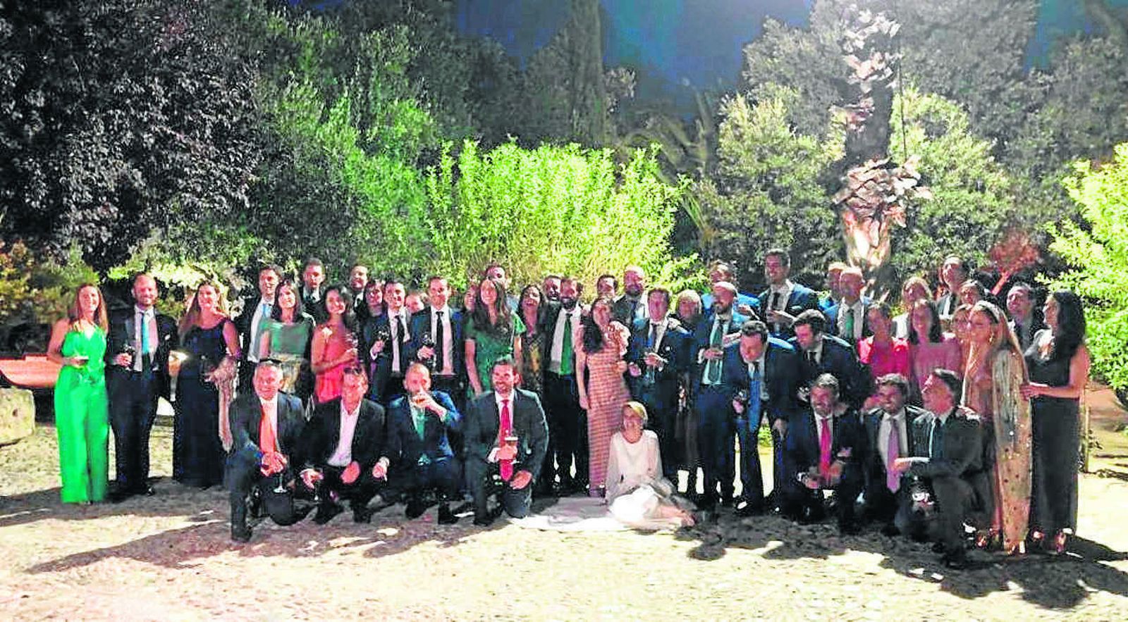Un grupo de invitados durante la celebración de la boda de Eduardo Peloche y Marisa Dupuy, en la finca Señorío de Tabajete, tras finalizar la ceremonia religiosa.