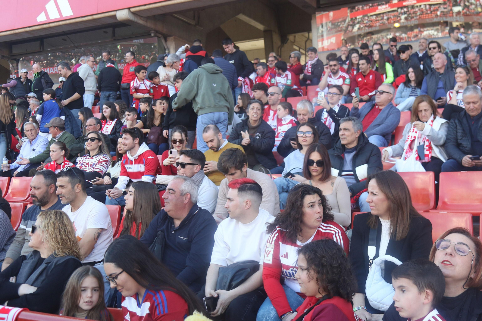 Encuéntrate en la grada de Los Cármenes en el Granada - Almería