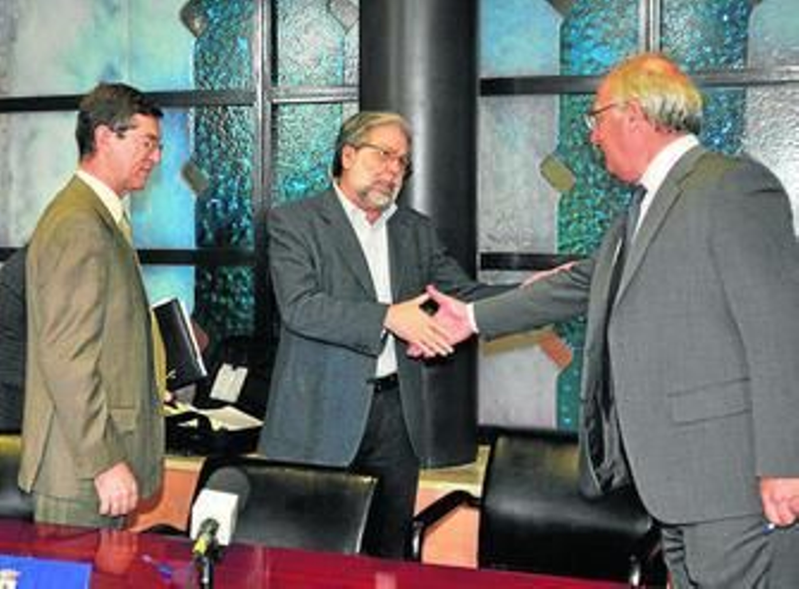 Francisco Toscano, tras la firma del préstamo con Cajasol.