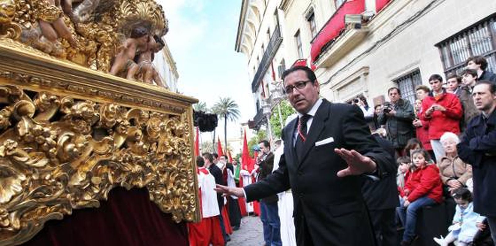 El capataz Martín Gómez mandando ante el paso.

Foto: M.A. González
