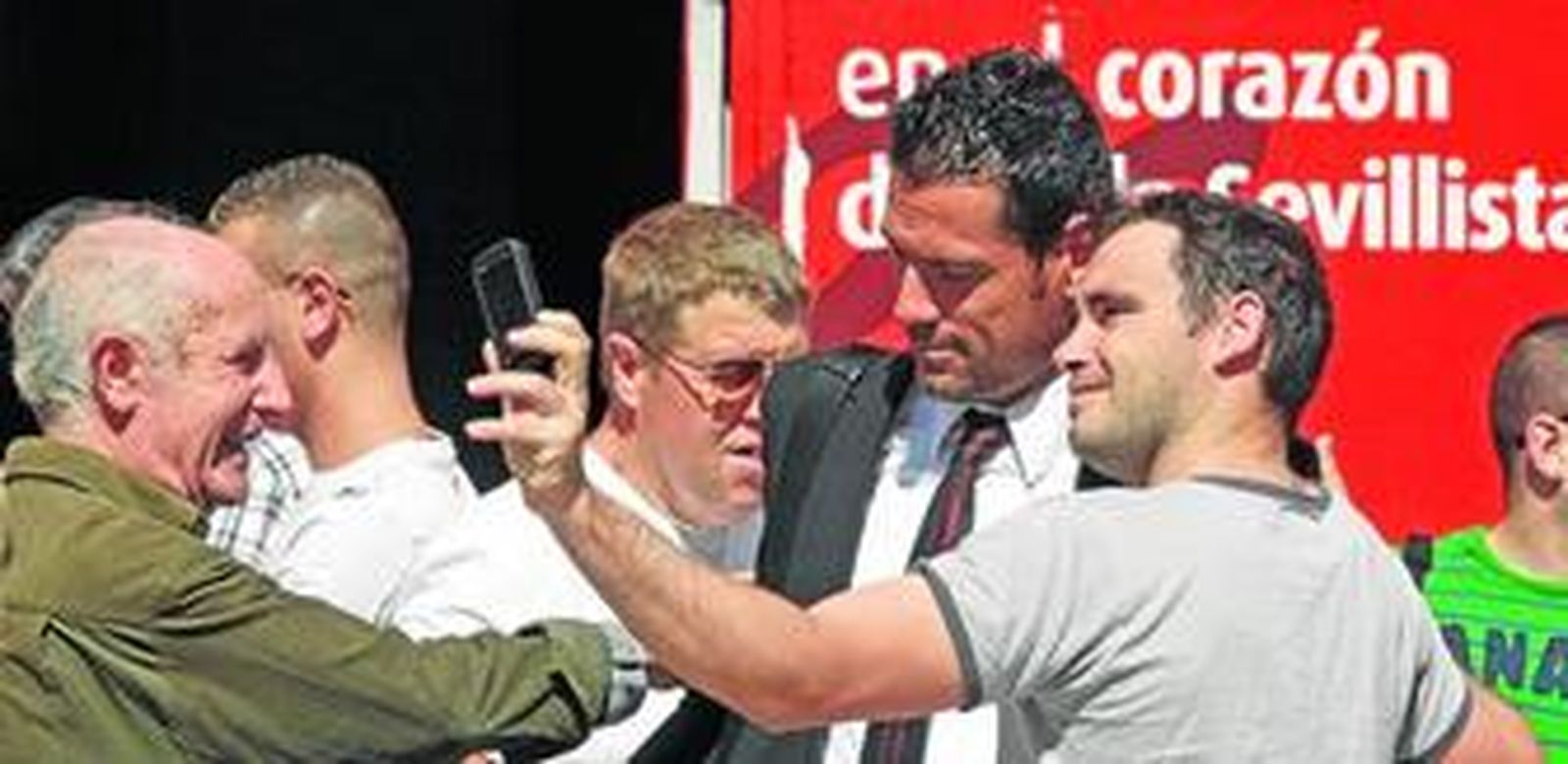 El capitán Andrés Palop es asediado por varios aficionados a la salida del estadio, punto de partida de la expedición sevillista a tierras cántabras.