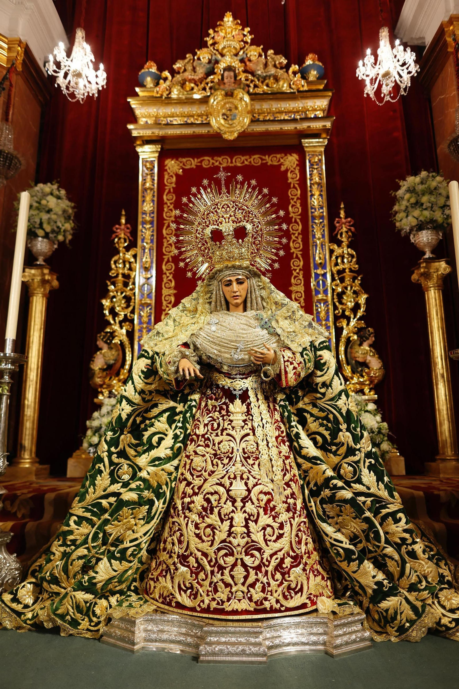 La Esperanza de Triana, en besamano