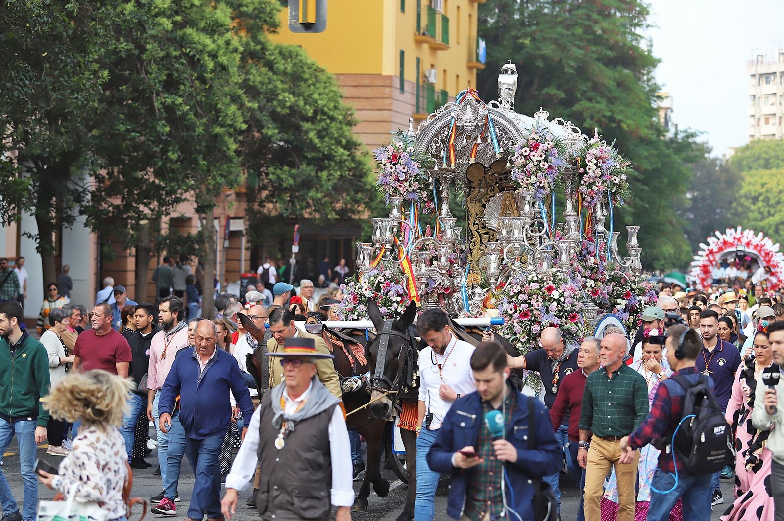 El simpecado de Emigrantes en su recorrido por Huelva pasando por Pablo Rada.