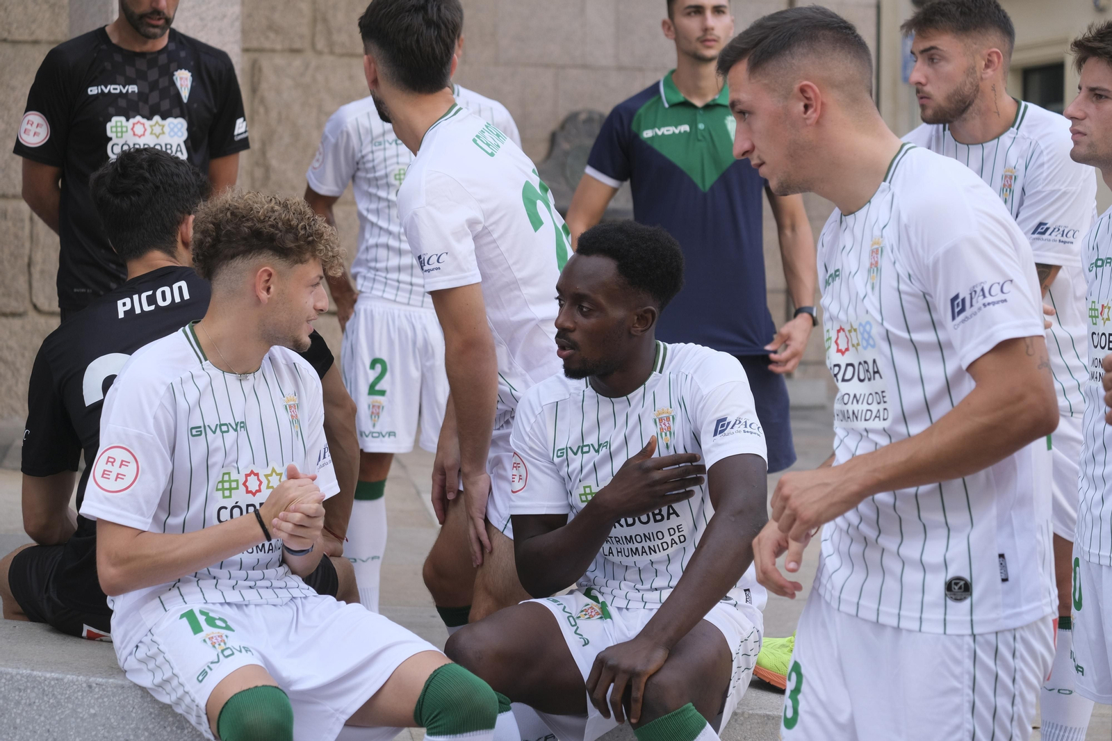 La visita del Córdoba CF al Ayuntamiento de Córdoba, en imágenes