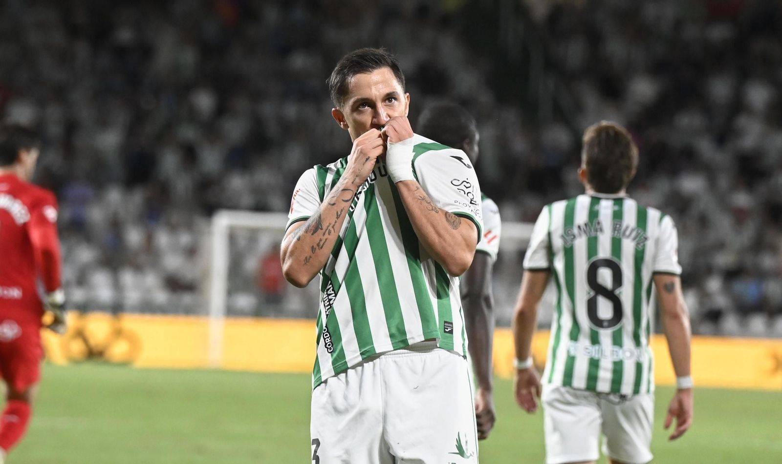 Carracedo besa el escudo del Córdoba CF en el partido ante el Racing de Santander en El Arcángel.