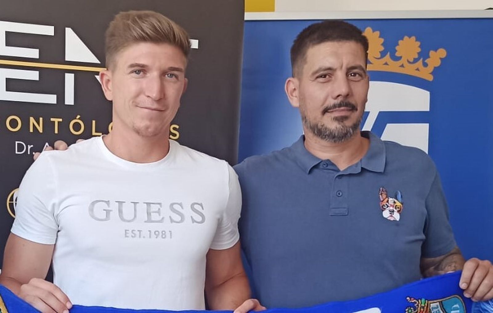 Miguel Ángel Gutiérrez, consejero del Xerez CD, junto a Urri en la presentación del futbolista isleño.