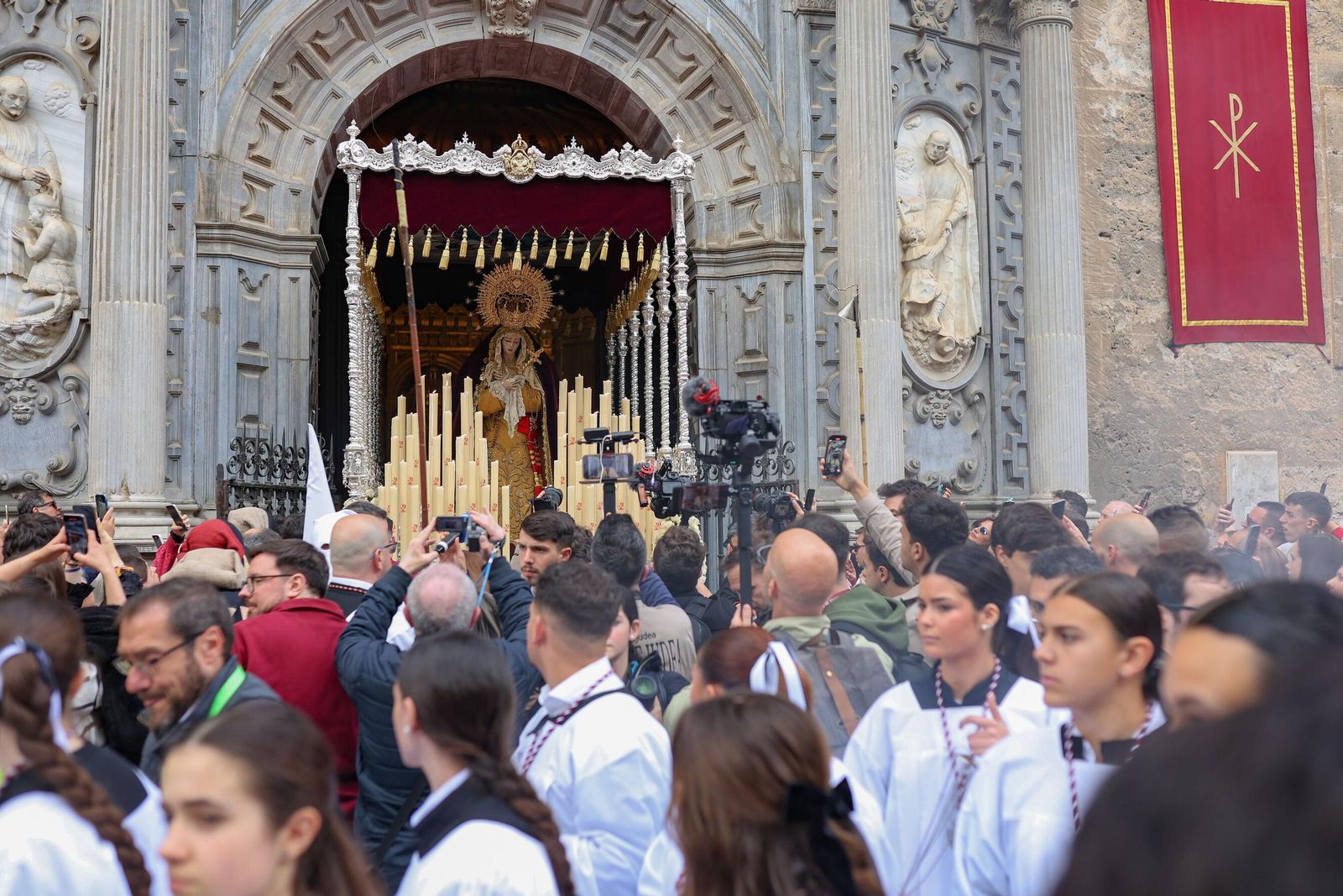 Así vivió Granada la salida de la Hermandad de los Estudiantes 2025