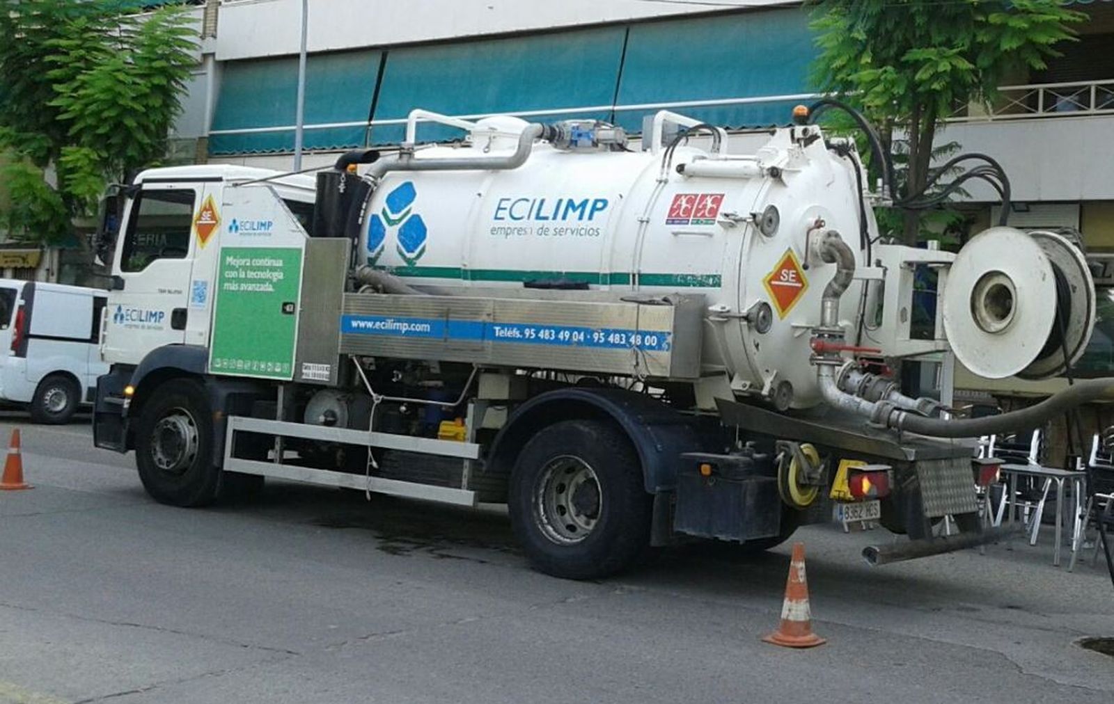 Limpieza de alcantarillado en Montilla.