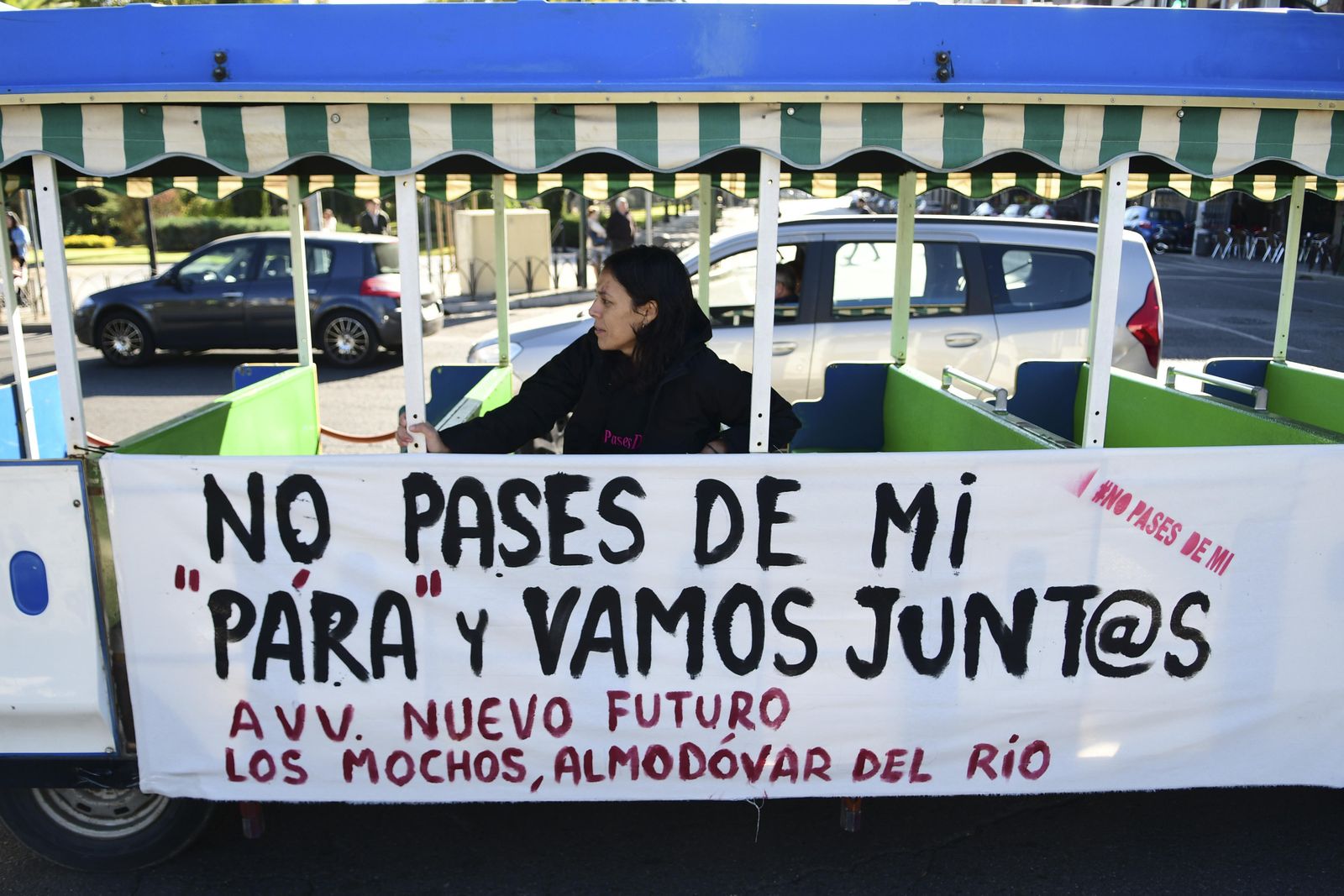 Detalle de la caravana con la que la plataforma ciudadana #Nopasesdemí se desplazó ayer a Córdoba.