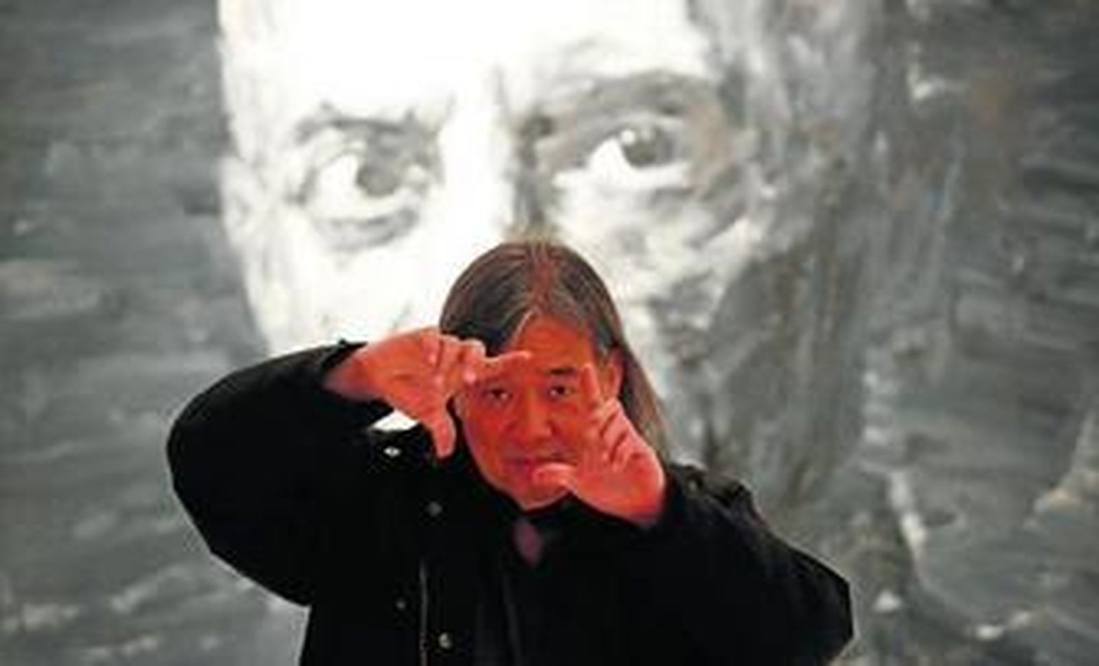 Yan Pei-Ming busca el mejor encuadre, ayer, en el CAC, ante la imagen de Picasso.