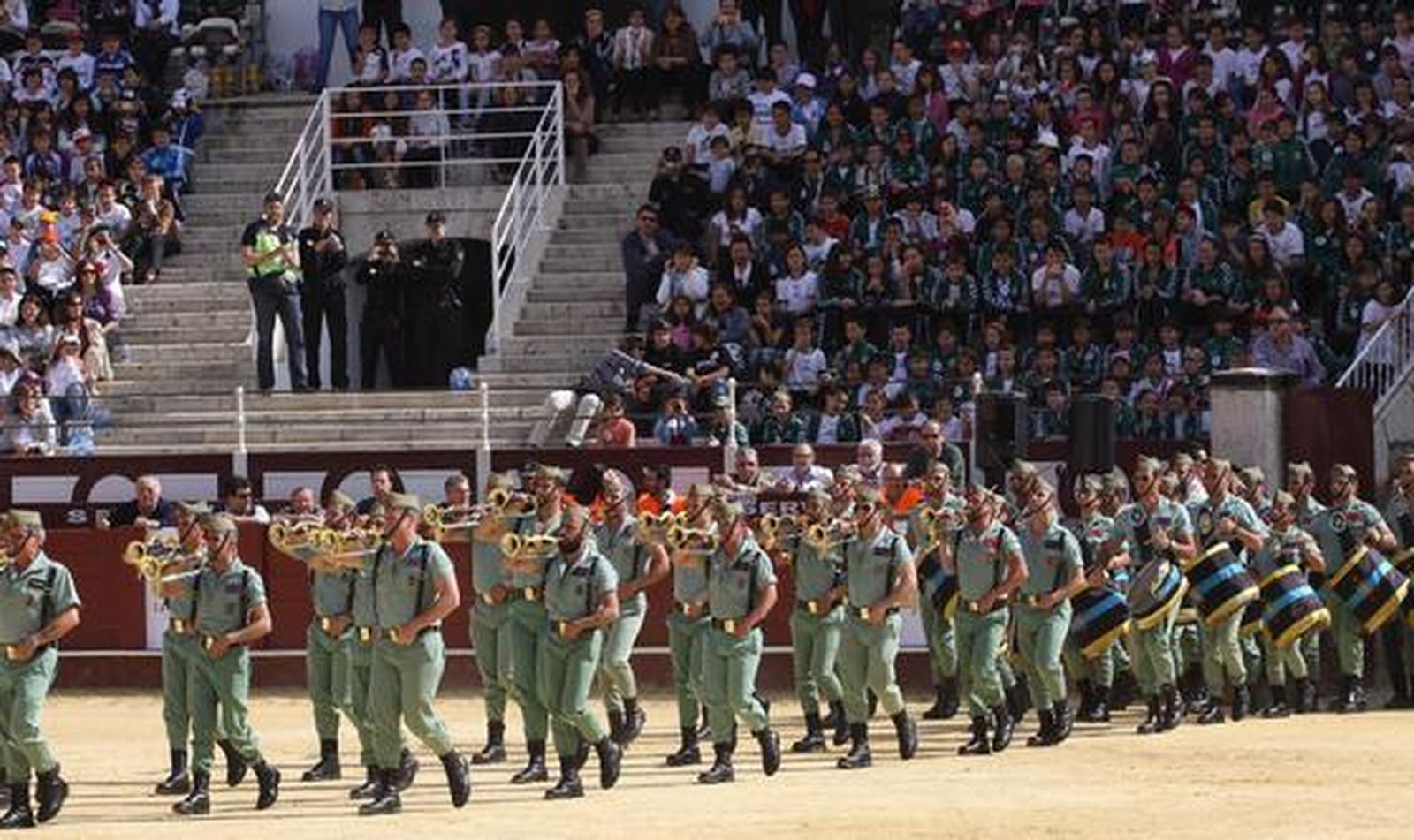 La exhibición ha contado con la colaboración de la Legión

Foto: Javier Albiñana