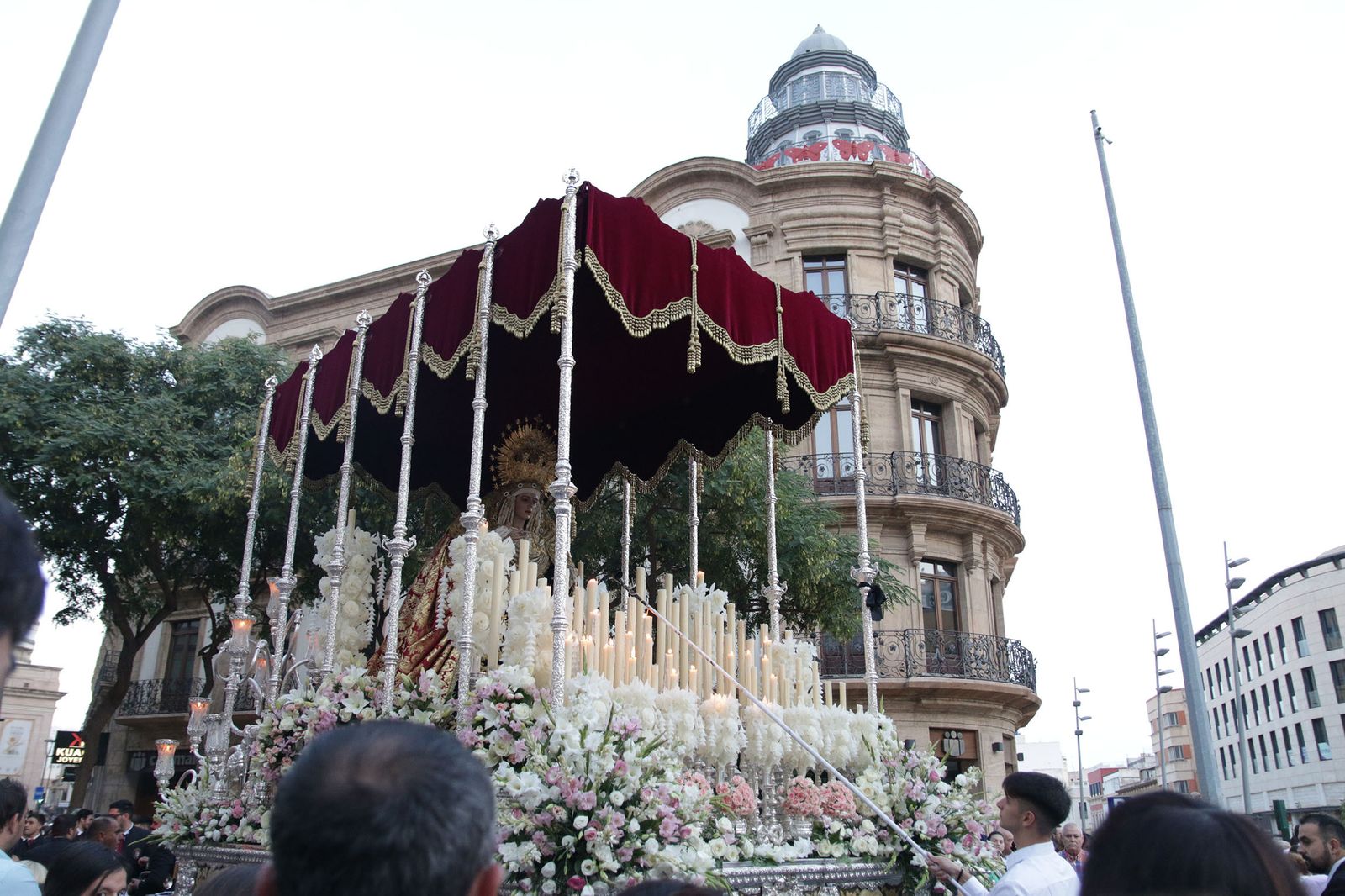 Imágenes de La Magna por las calles de Almería