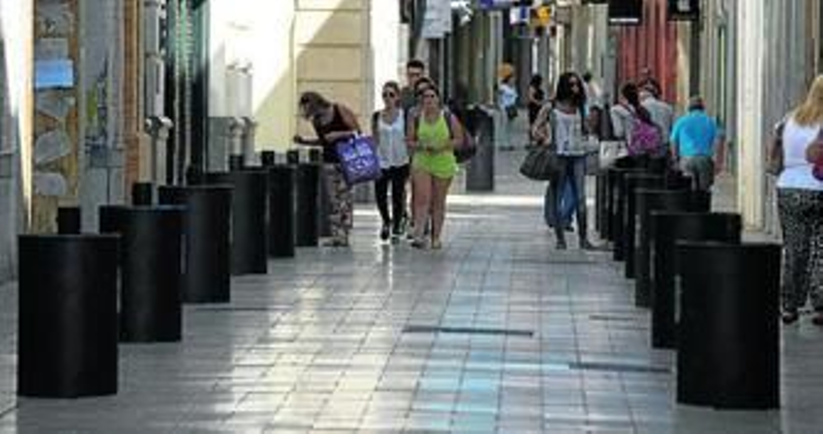 Varios transeúntes observan, ayer, los soportes situados en la calle Concepción.