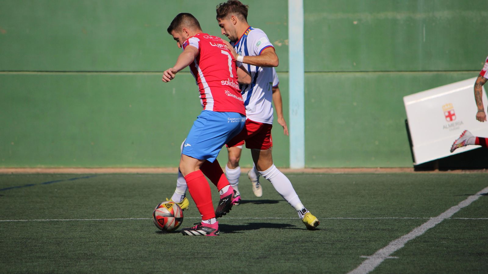 Campanas intenta superar a un rival que trata de robarle el balón.