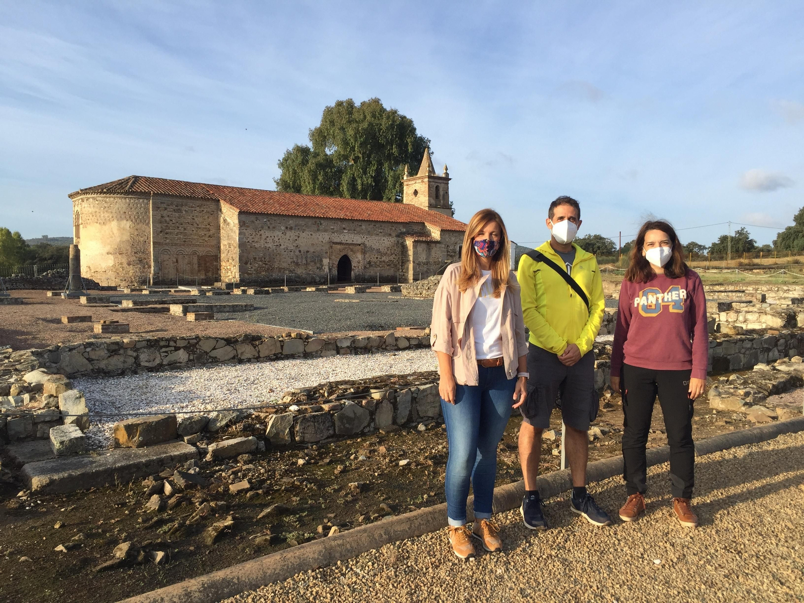 Visita de especialistas en viajes al yacimiento de Tróbriga, en Aroche.