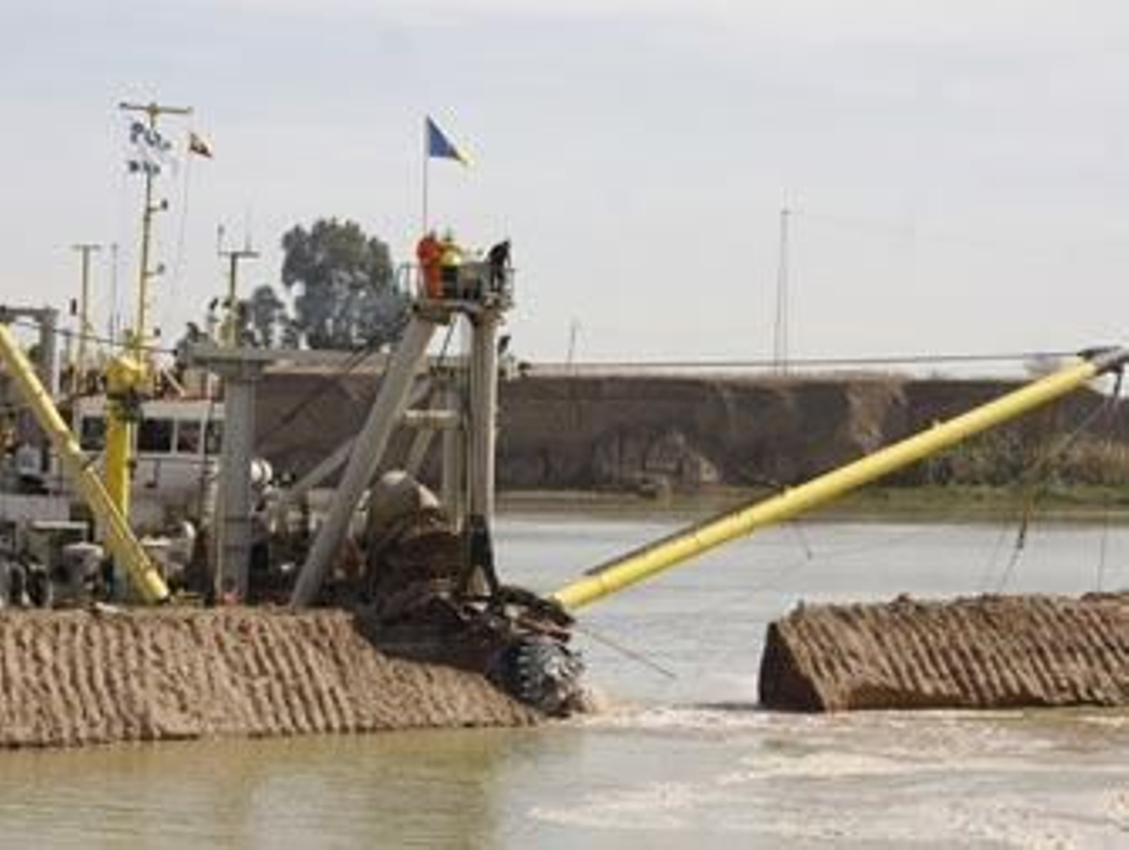 CCOO alerta de la "paralización" del dragado de mantenimiento del río y pide "soluciones"