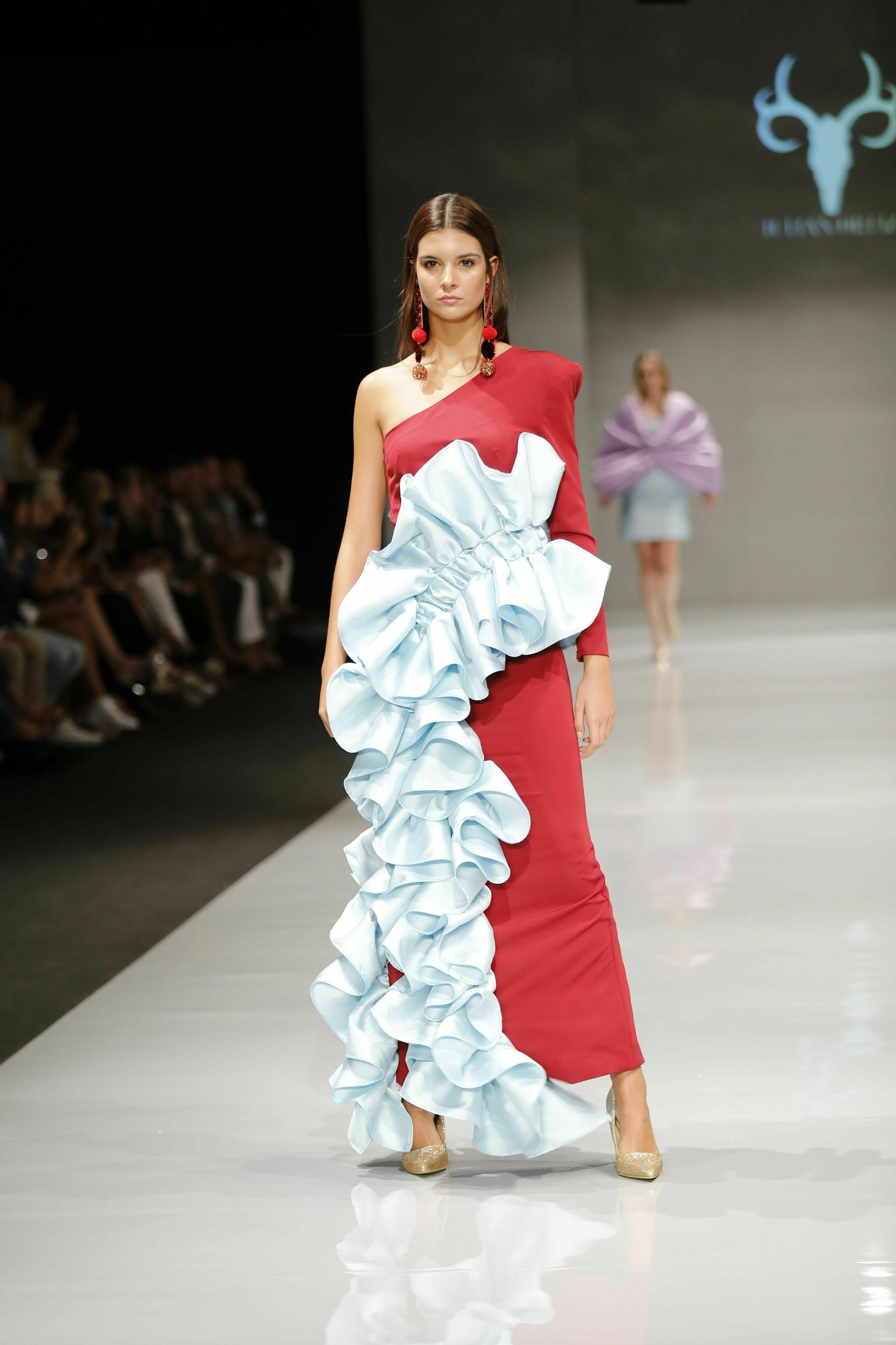 Uno de los diseños de Julian Ortiz en el desfile