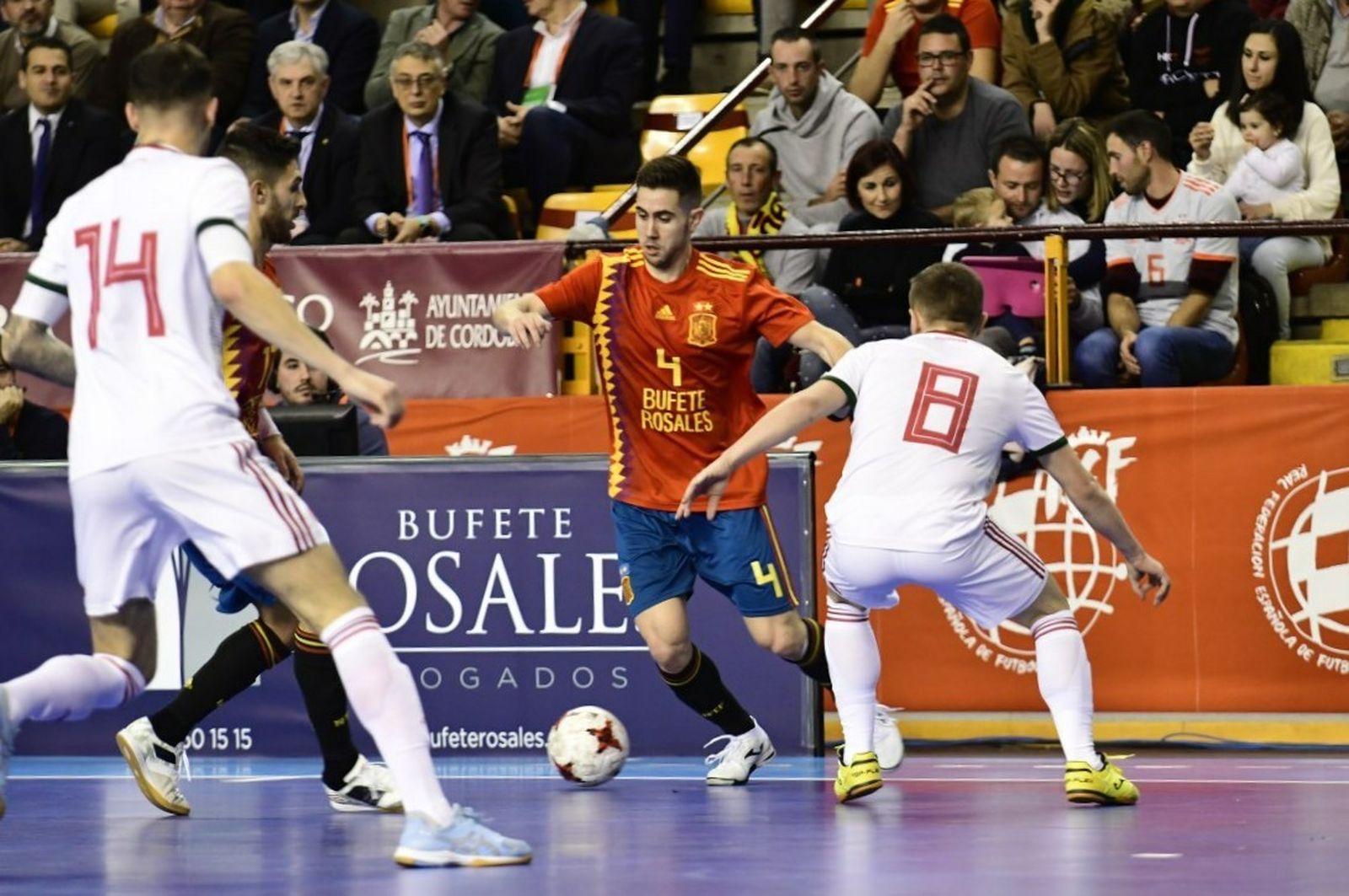 Bebe encara a un rival en el partido de España en Vista Alegre.