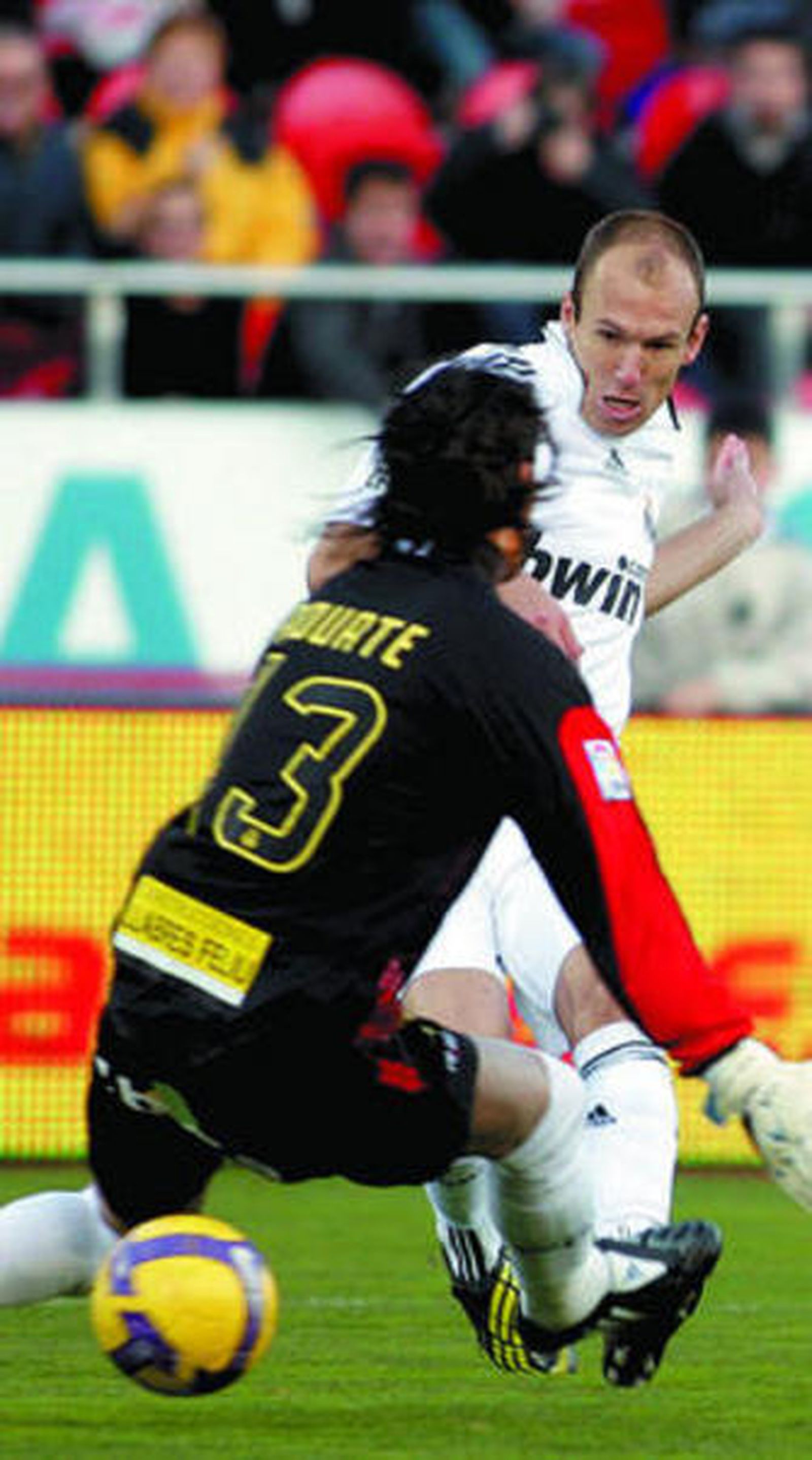 Robben bate por debajo de las piernas a Aouate para hacer el 0-1.