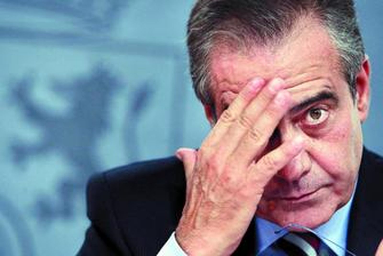 Corbacho se echa la mano a la cabeza durante la rueda de prensa posterior al Consejo de Ministros.