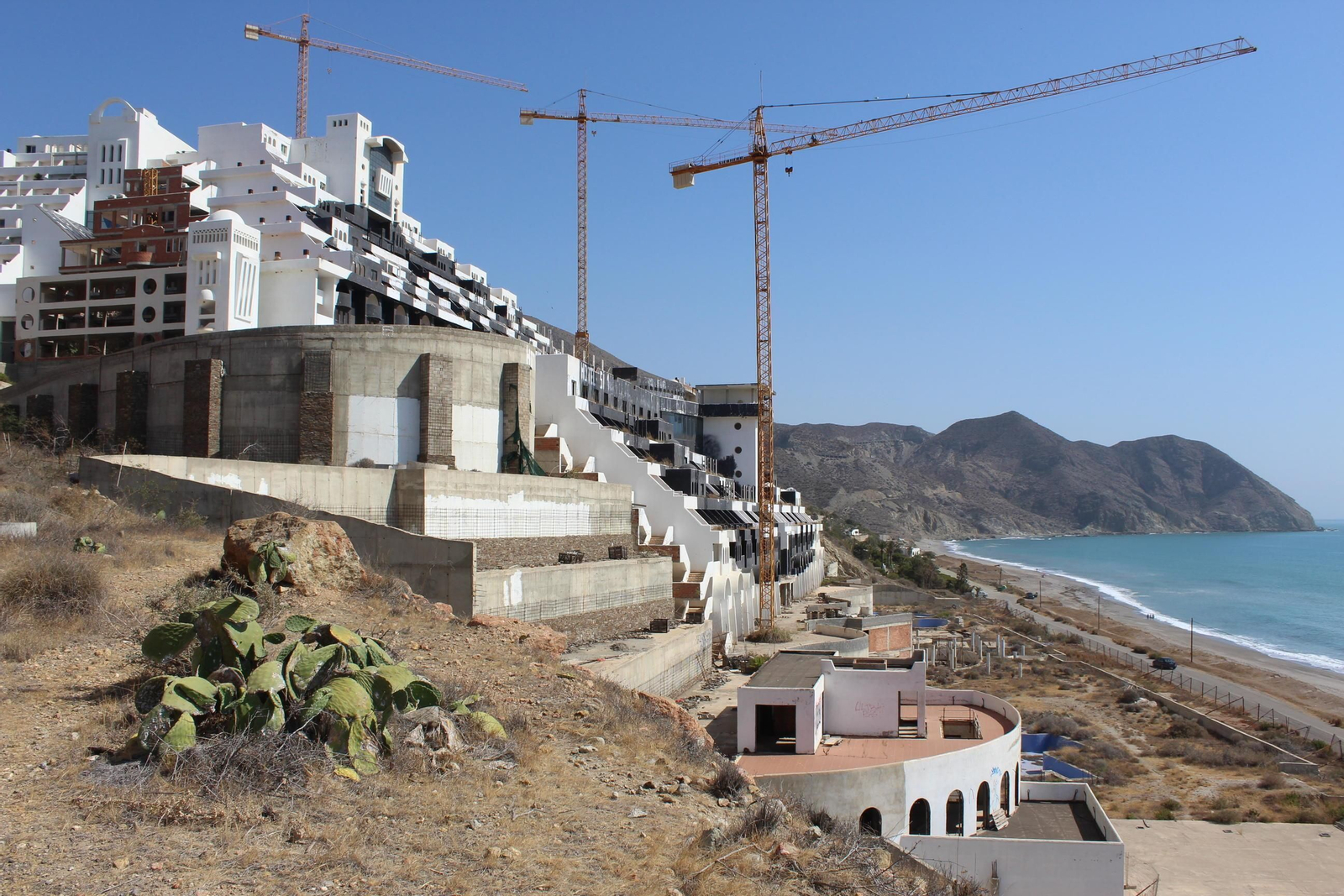 Imagen del estado actual del hotel en la localidad de Carboneras.
