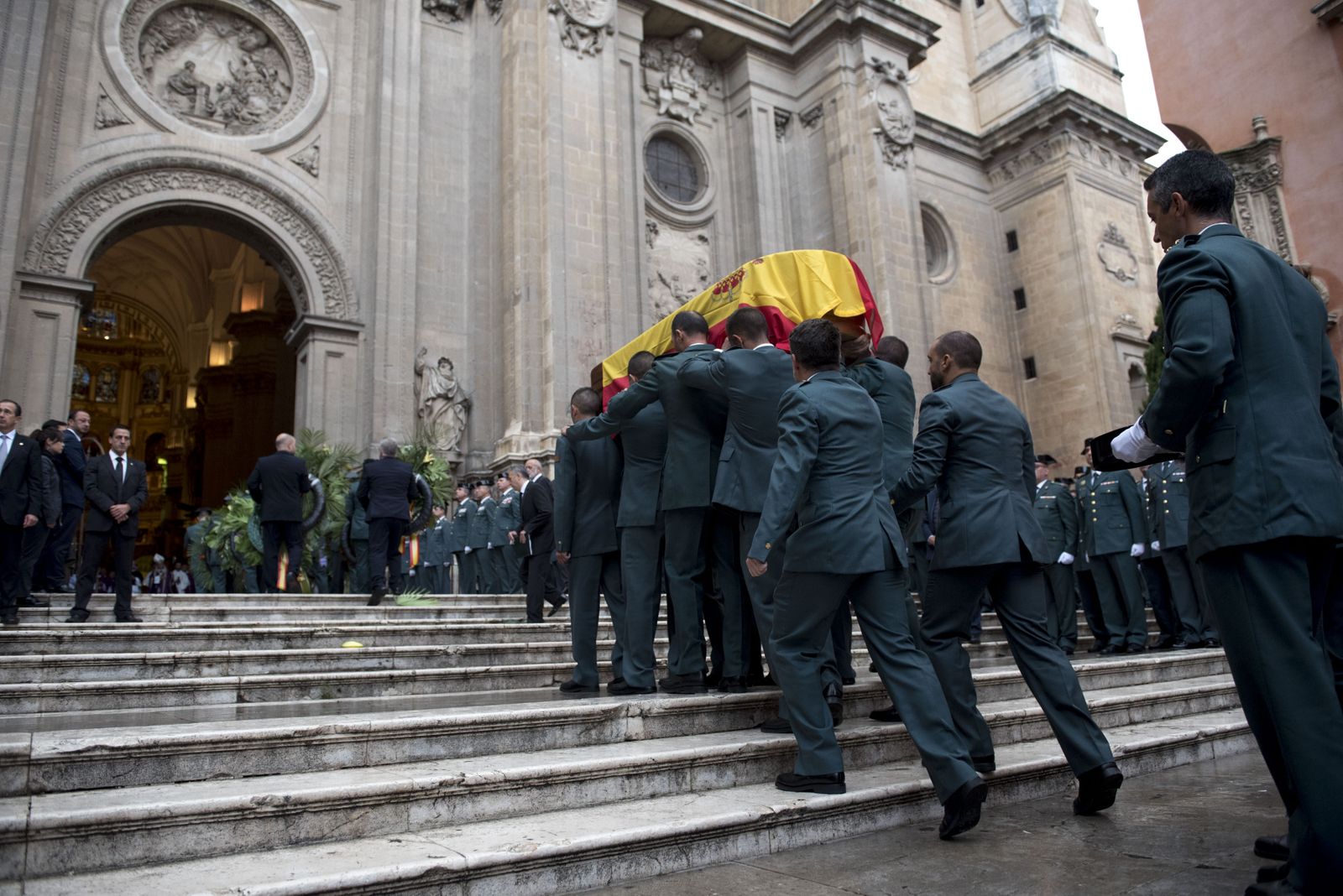 La despedida durante el funeral del agente Arcos tras su último servicio.