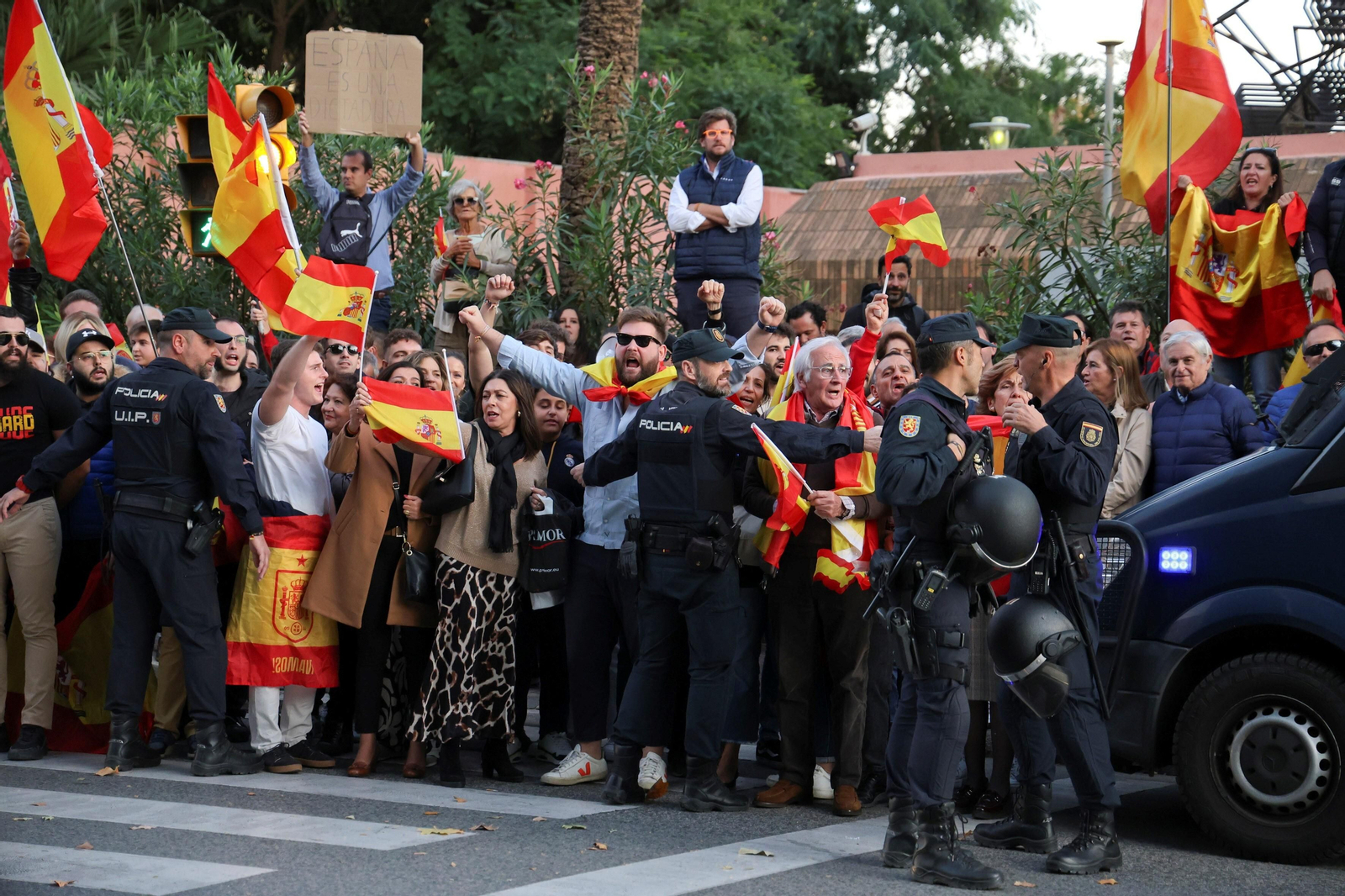 Las fotos de la protesta en Málaga contra Pedro Sánchez: "Se vende España por 7 votos" Las fotos de la protesta en Málaga contra Pedro Sánchez: "Se vende España por 7 votos"
