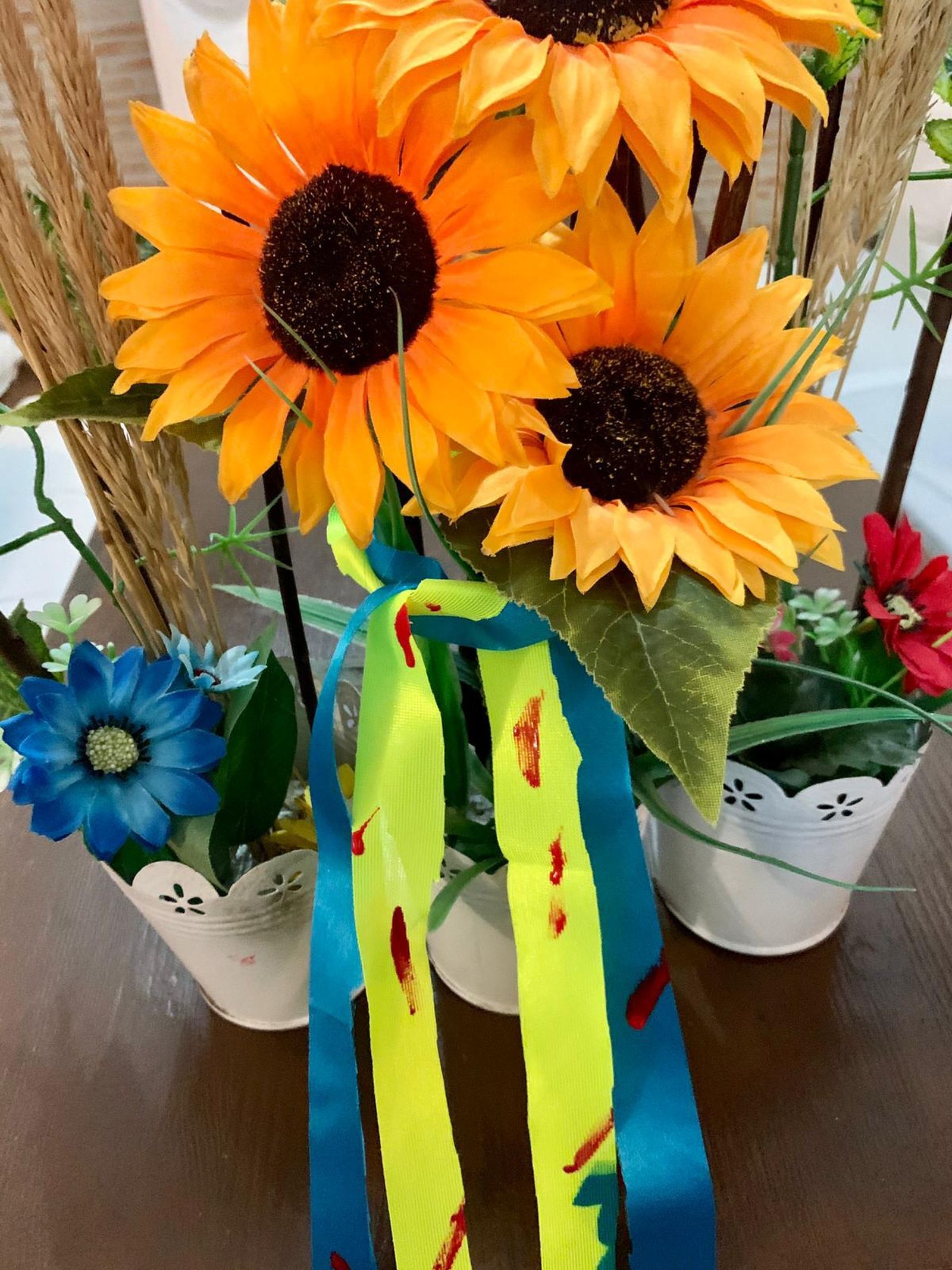 Un jarrón del bar luce un lazo con el azul y amarillo de la bandera ucraniana.