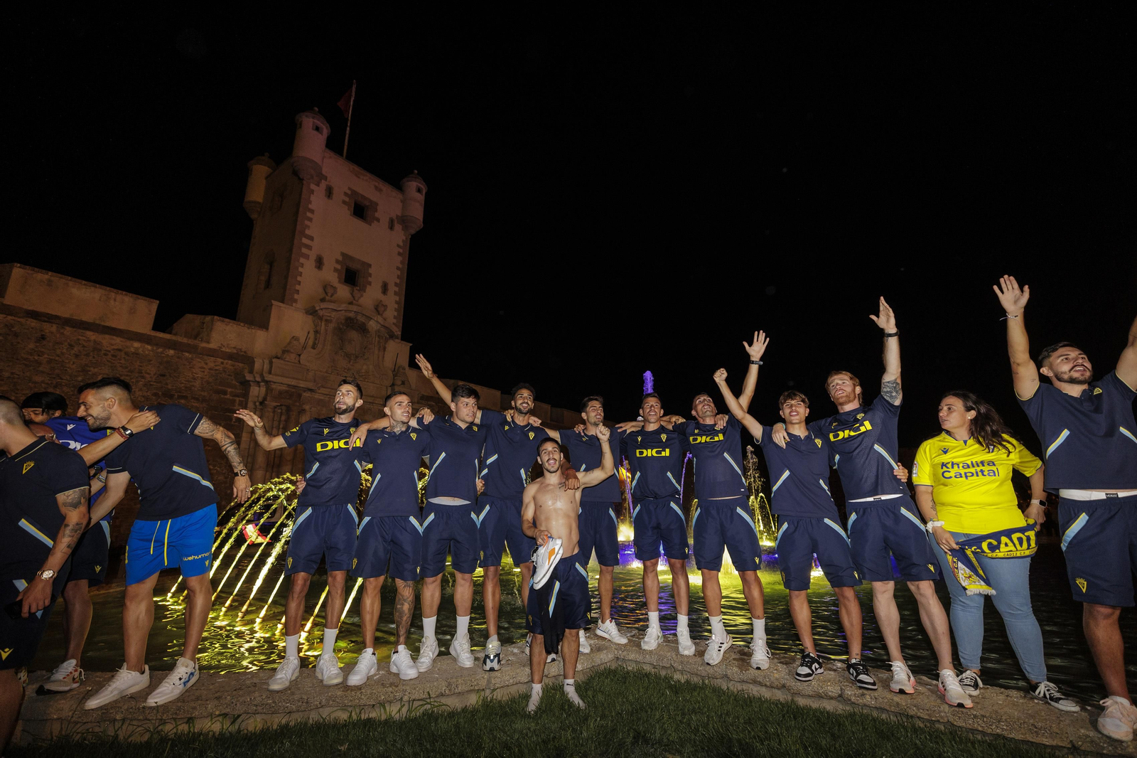 Las imágenes de la afición del Cádiz C.F. celebrando la permanencia en la fuente más cadista