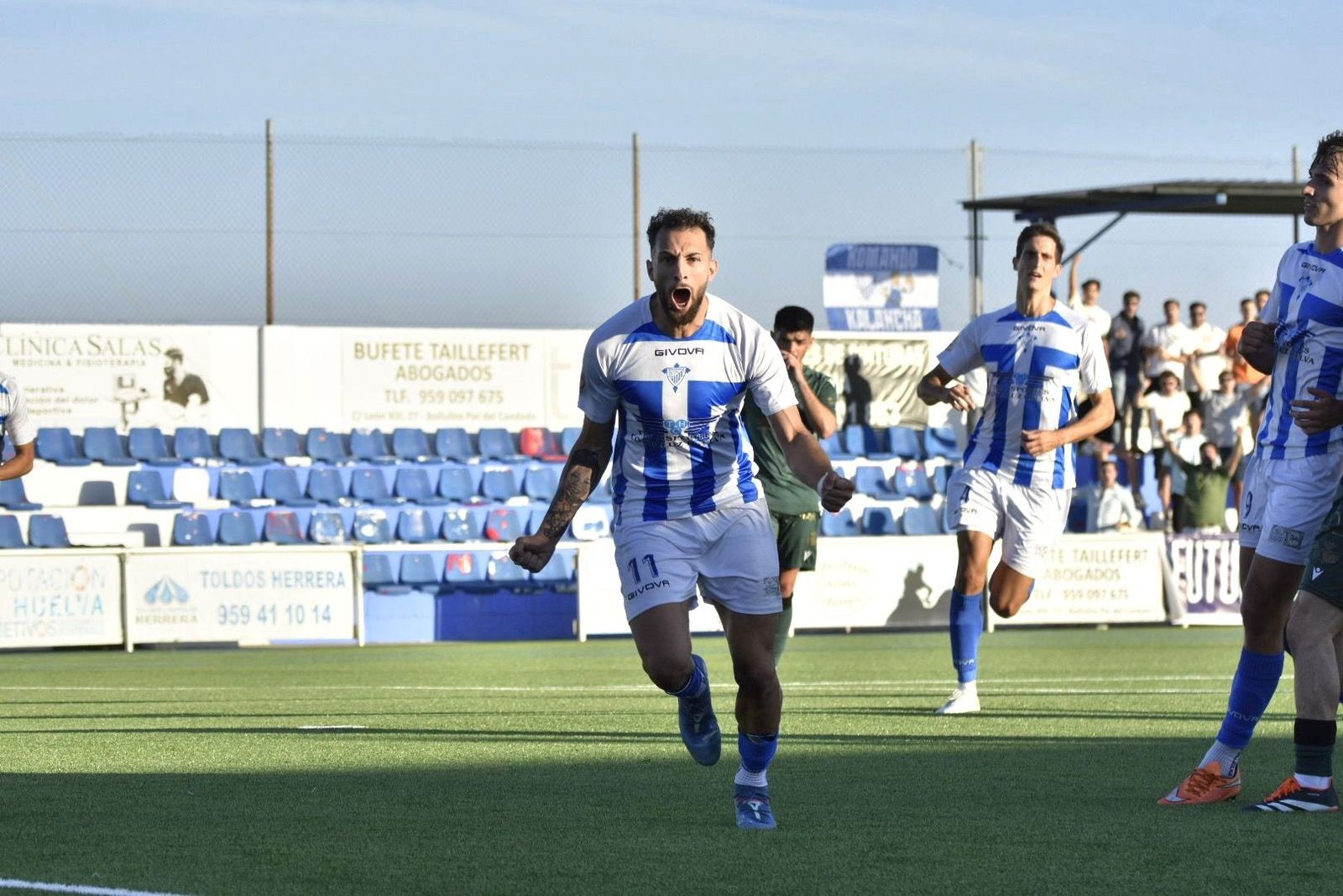 Fernando Vargas celebra un gol con el Bollullos.