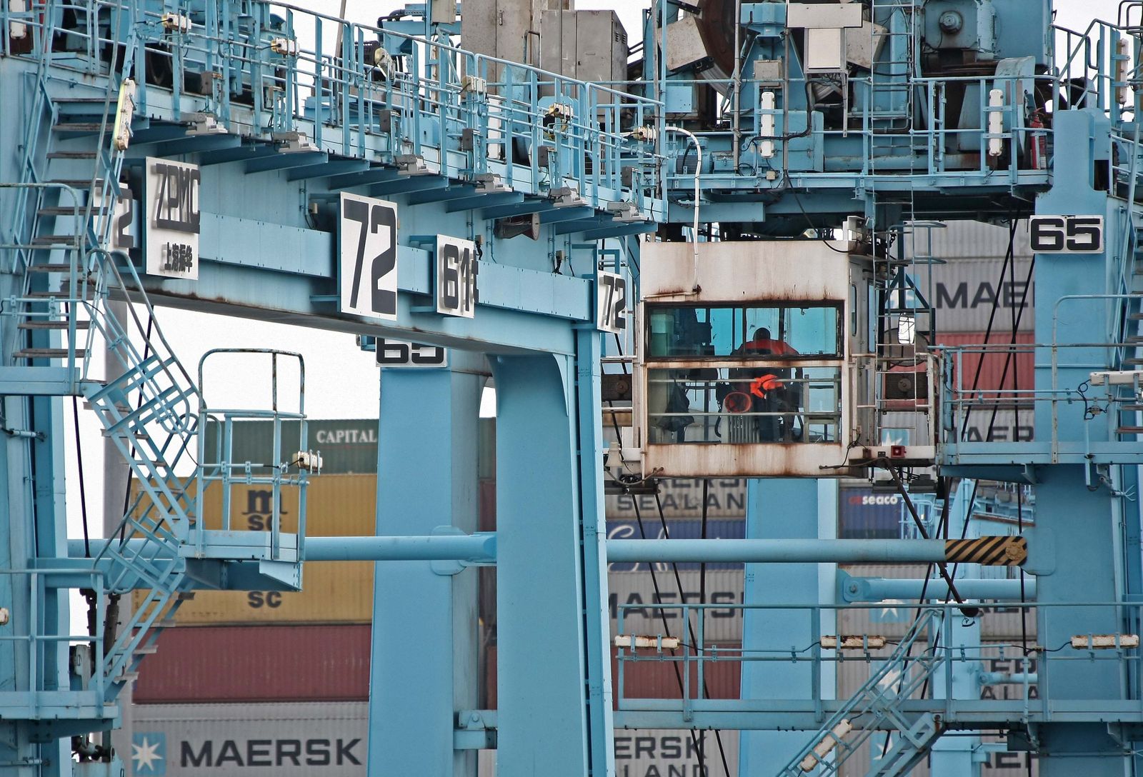 Un trabajador de la estiba en el puerto de Algeciras.