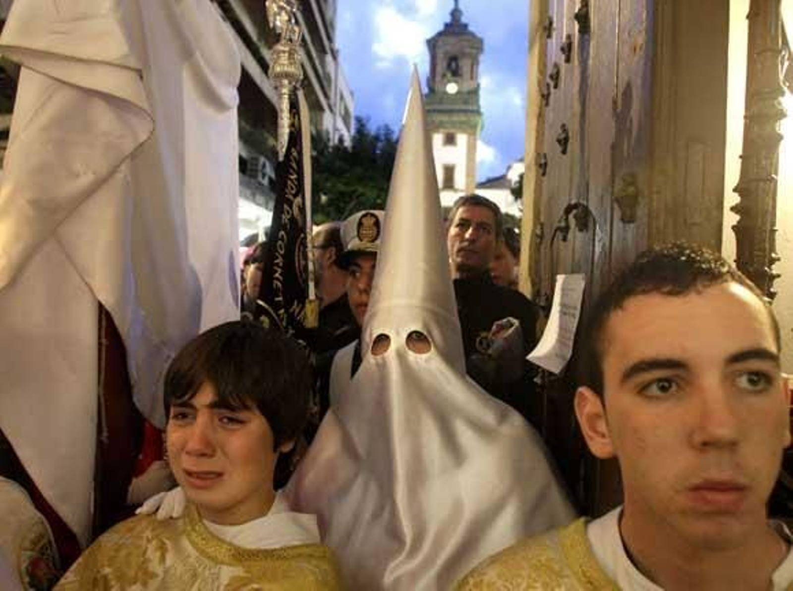 Hermanos de La Columna lloran desconsolados tras la prematura recogida de la cofradía algecireña

Foto: J.M.Q./Shus Teran/Erasmo Fenoy/Paco Guerrero