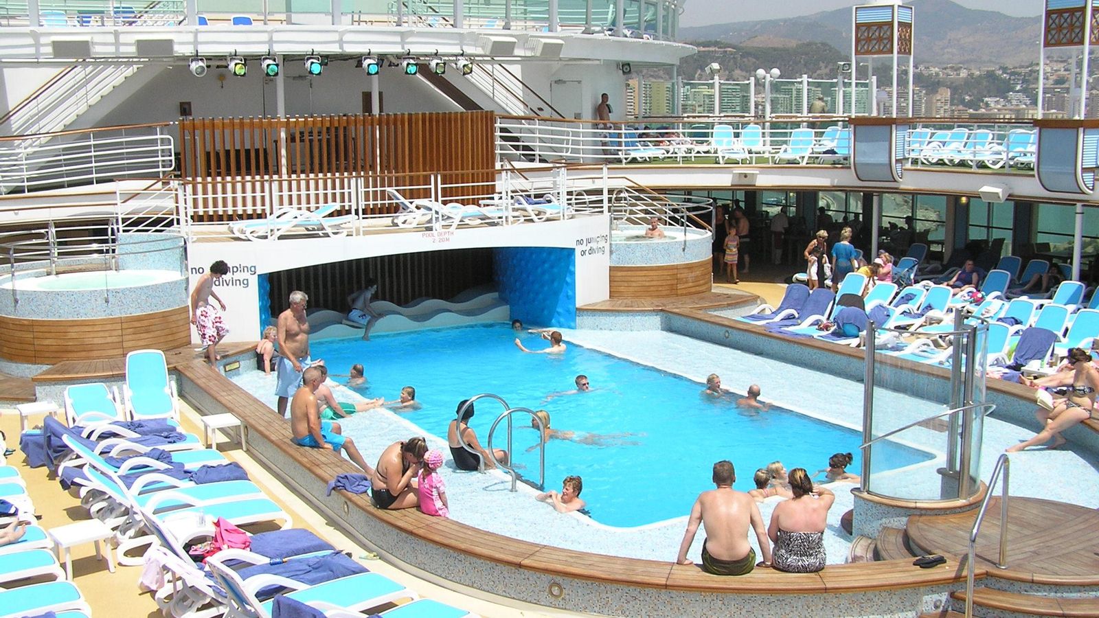 Una de las piscinas de las que disfrutan los cruceristas que viajan a bordo del Ventura Una de las piscinas de las que disfrutan los cruceristas que viajan a bordo del Ventura