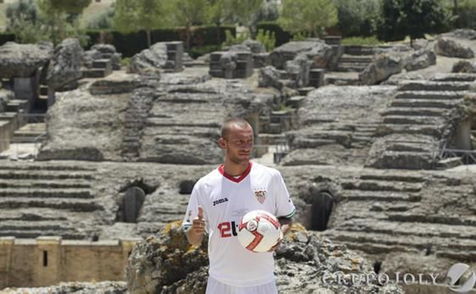 El Sevilla elige el complejo arqueológico para presentar, cual emperador romano, al mediocentro Tibero Guarente.

Foto: Antonio Pizarro