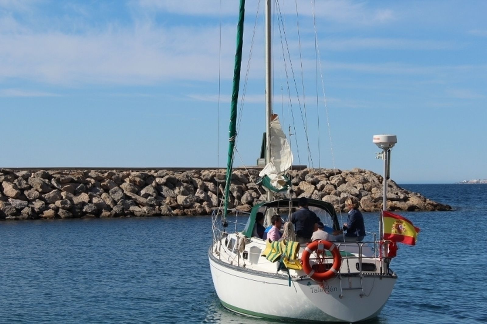 Los jóvenes de la Unidad de Día de FAAM antes del paseo en velero.