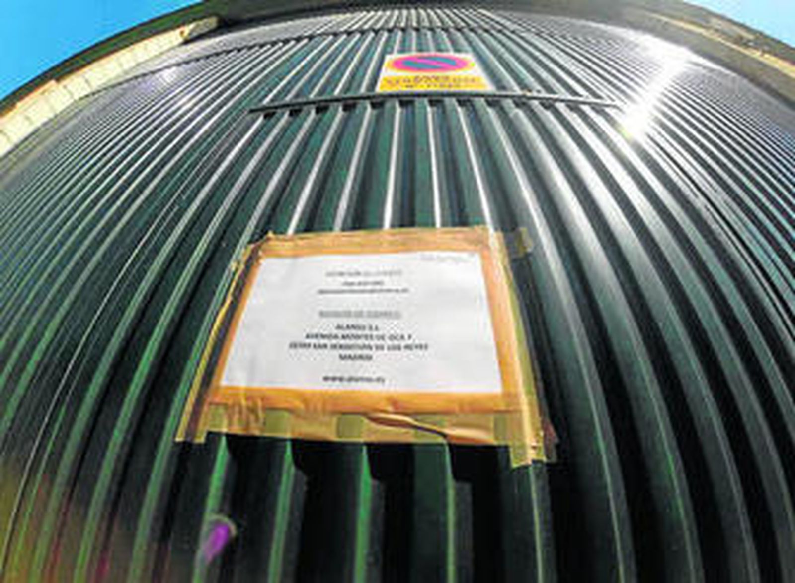 Un cartel en la puerta de la empresa remitía a la sede principal para la atención a los clientes.