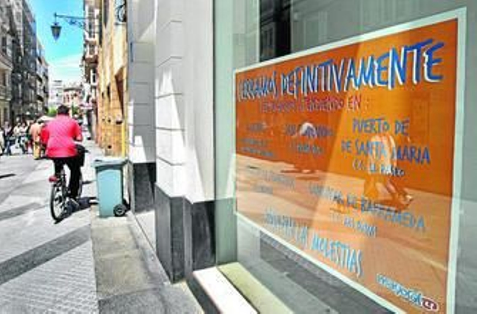 Escaparate que anuncia la marcha de uno de los últimos negocios que ha cerrado sus puertas en la calle Ancha, que suma cada vez más locales sin actividad.