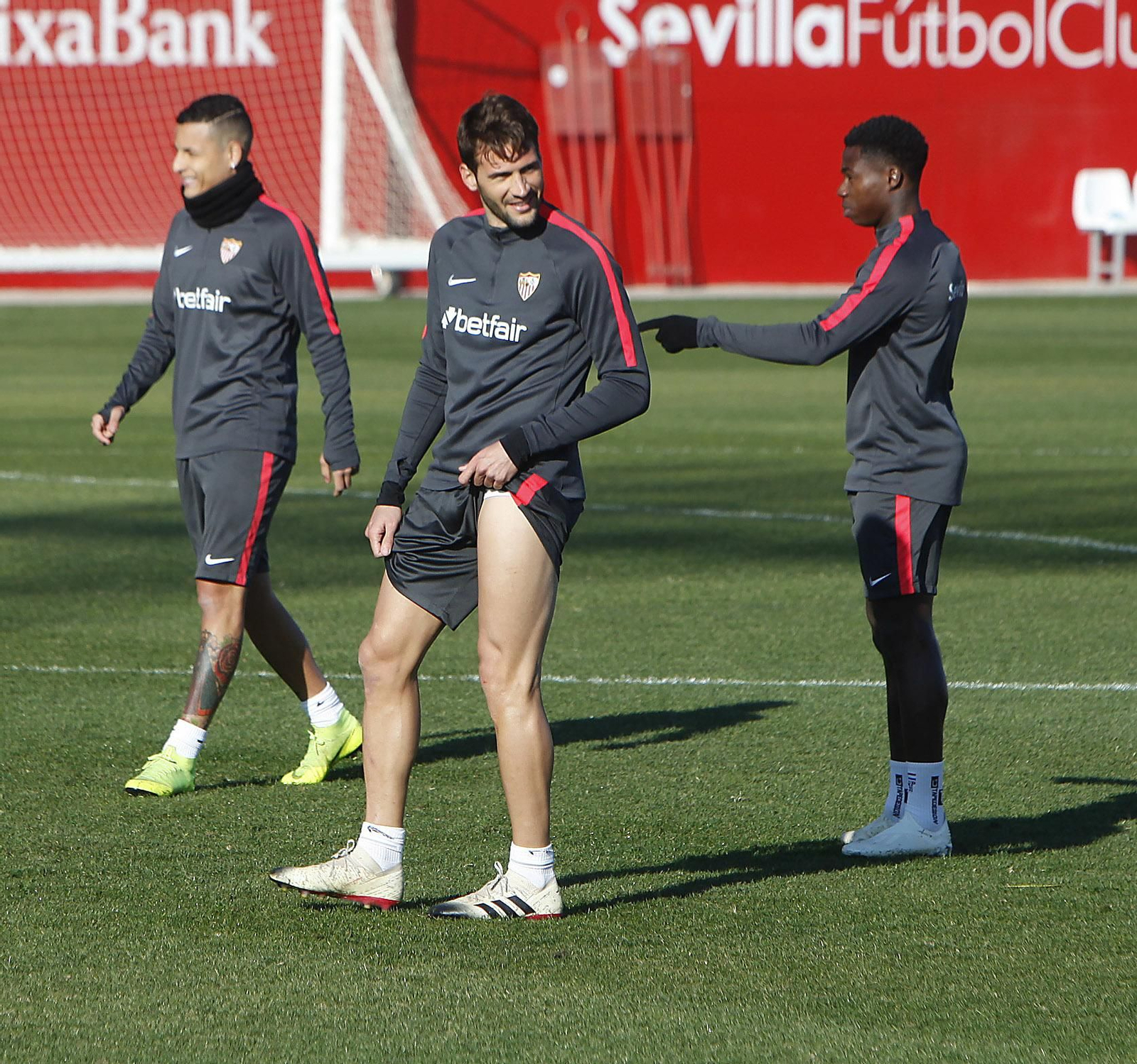 Franco Vázquez, novedad hoy en el Sevilla, bromea con Arana y Promes en segundo plano.