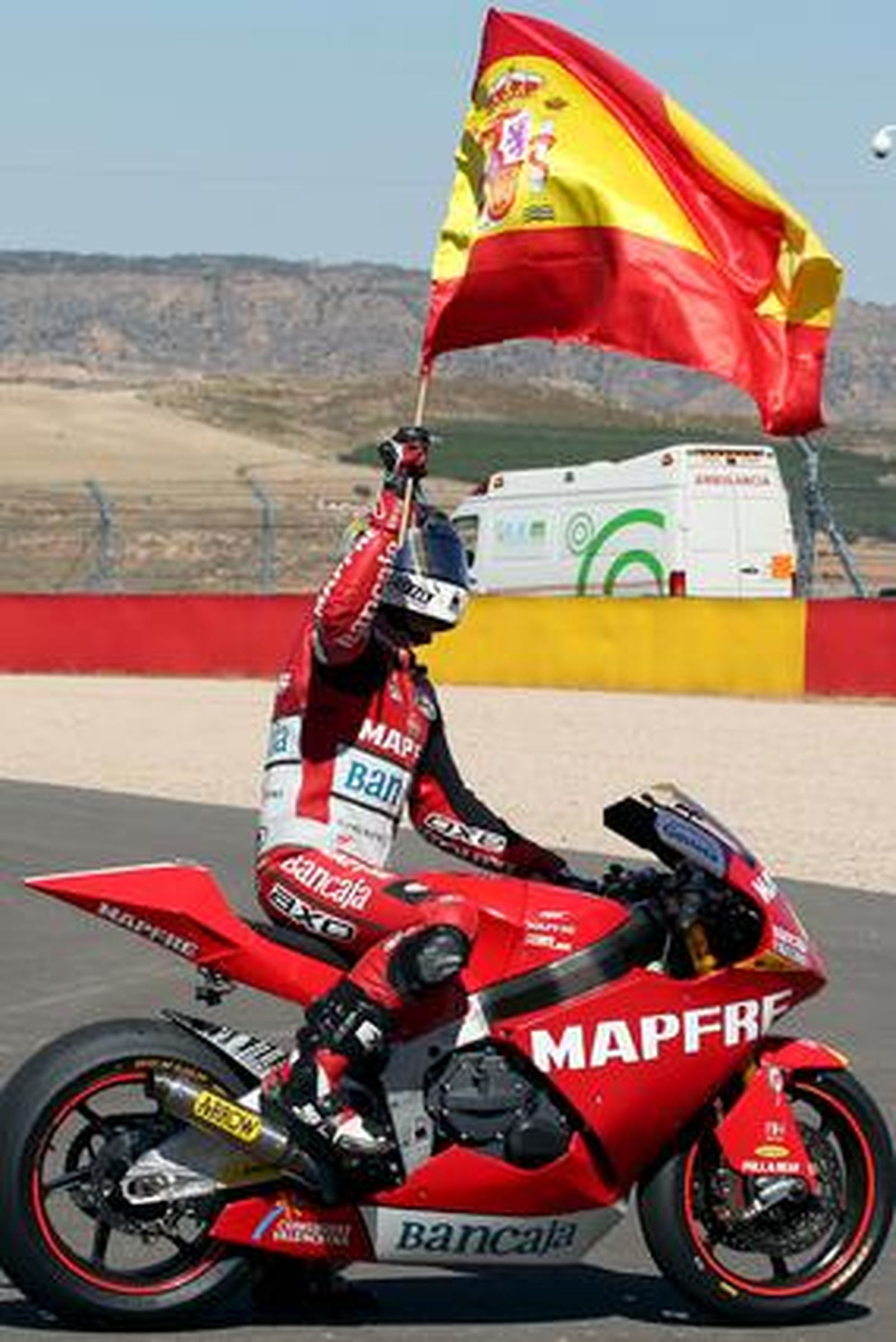 Julián Simón celebra su segundo puesto en el Gran Premio de Aragón de Moto 2.

Foto: Efe / Afp Photo / Reuters