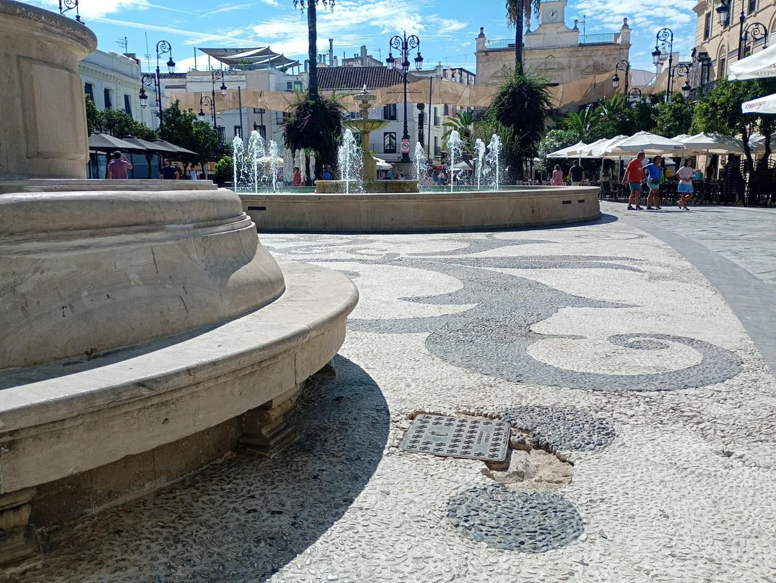 Desperfecto en la Plaza del Cabildo, que se repavimentará en 2026 gracias al Profea.